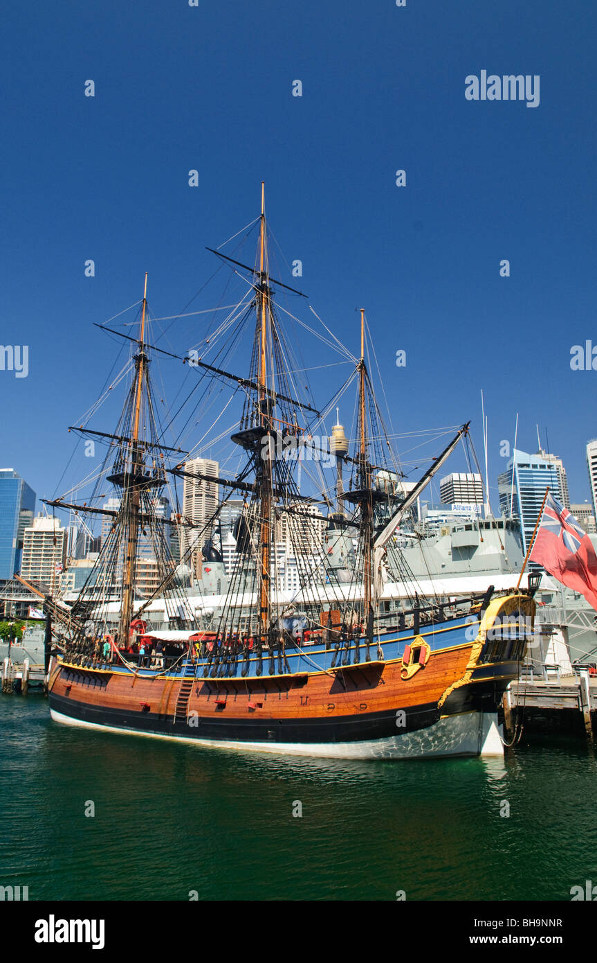 Réplique du HMS Endeavour Musée maritime national australien Sydney // SYDNEY, Australie — réplique grandeur nature du HMS Endeavour du capitaine James Cook exposée au Musée maritime national australien à Darling Harbour, Sydney. Cette réplique historiquement exacte commémore le célèbre voyage d'exploration de Cook au XVIIIe siècle. Banque D'Images