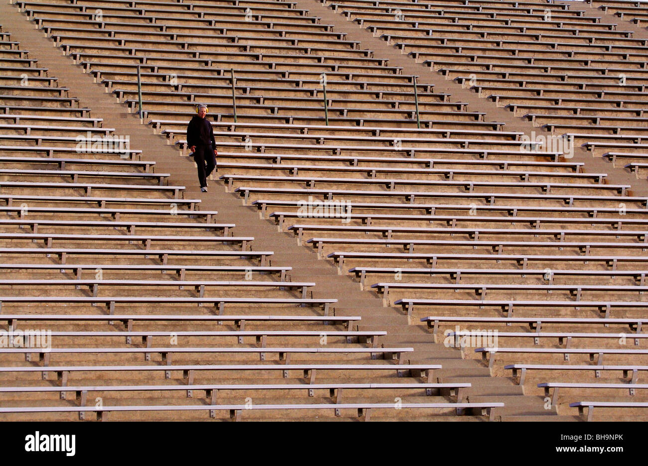 Homme marchant dans les escaliers Banque D'Images