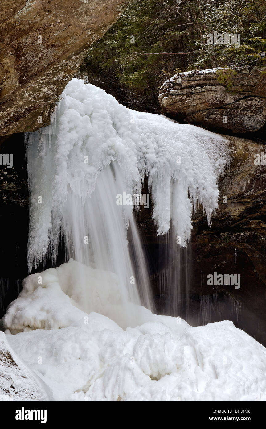 La neige et la glace entourant Eagle Falls dans Cumberland Falls State Park à New York Banque D'Images