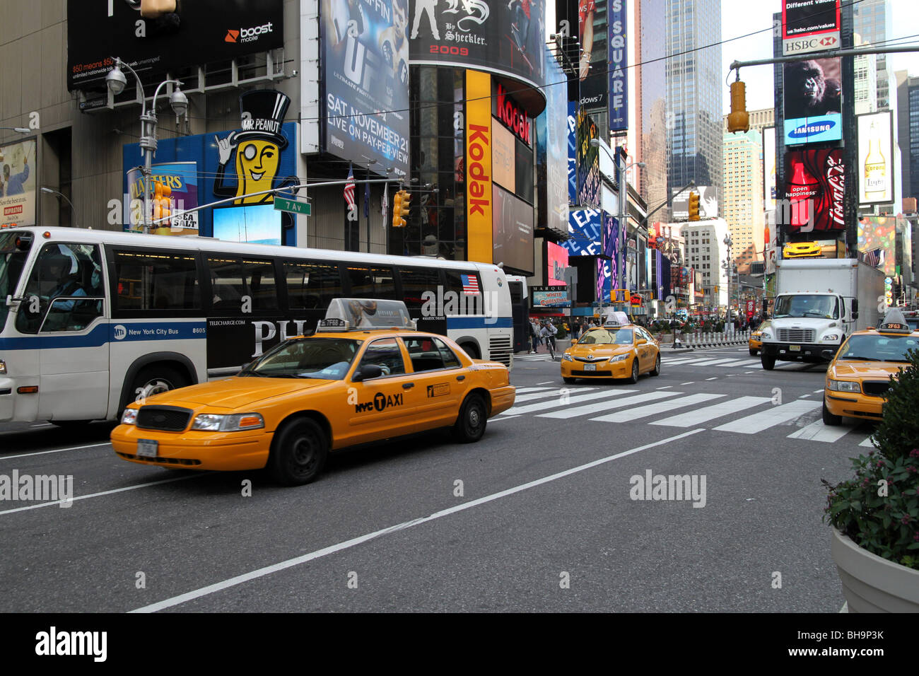 Le trafic de la ville de New York et des taxis près de Times Square Banque D'Images