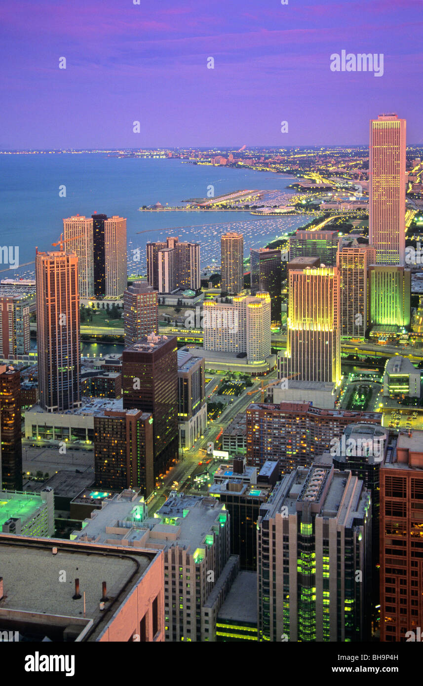 Le centre-ville de Chicago, au crépuscule avec le lac Michigan à l'arrière-plan, Vue de John Hancock Building, Chicago, Illinois, États-Unis Banque D'Images