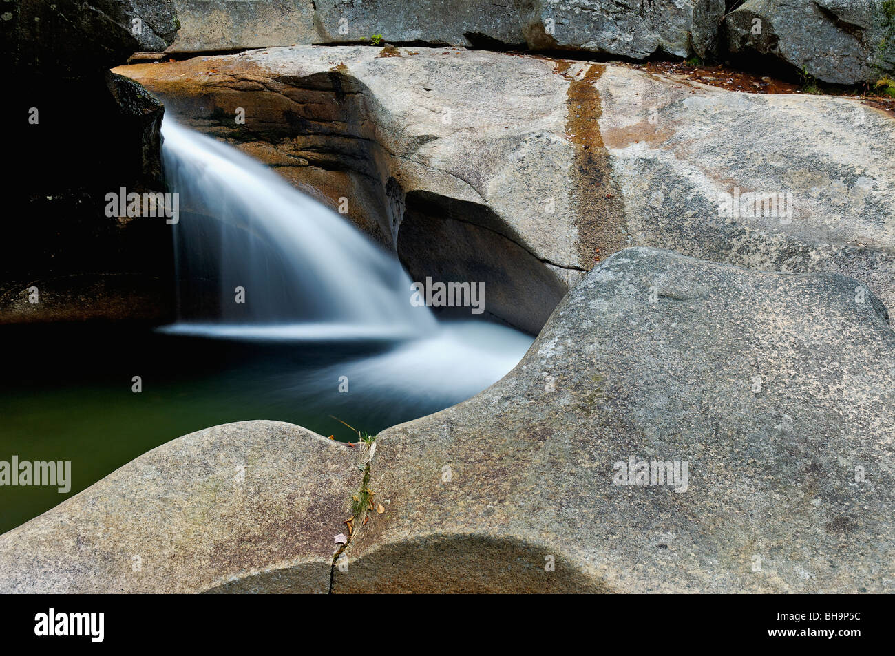 La rivière Cascade sur Pemigiwasset dans le bassin de Franconia Notch State Park de New Hampshire Banque D'Images