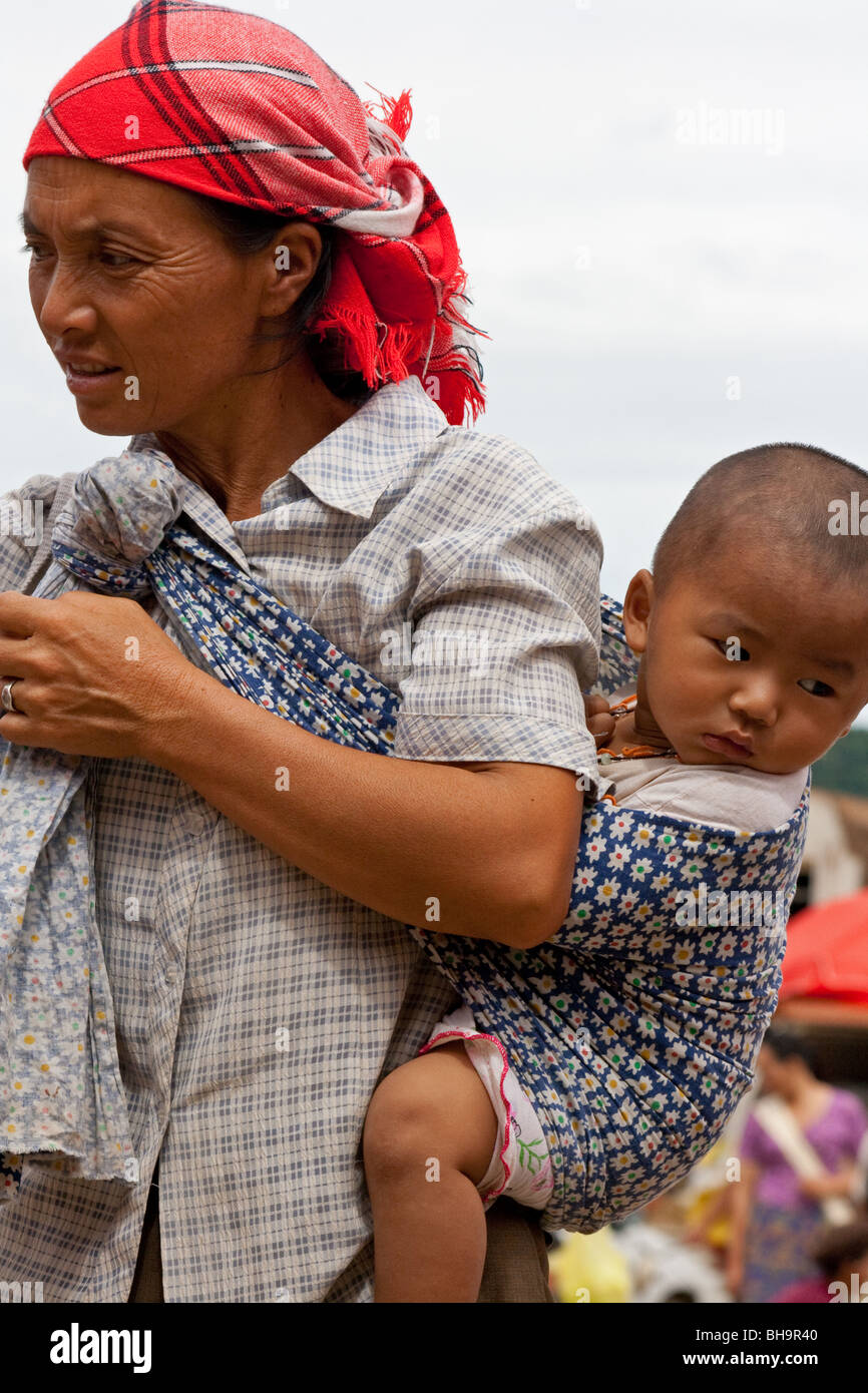 Hani femme transportant bébé à Xiding marché, Yunnan, Chine Banque D'Images