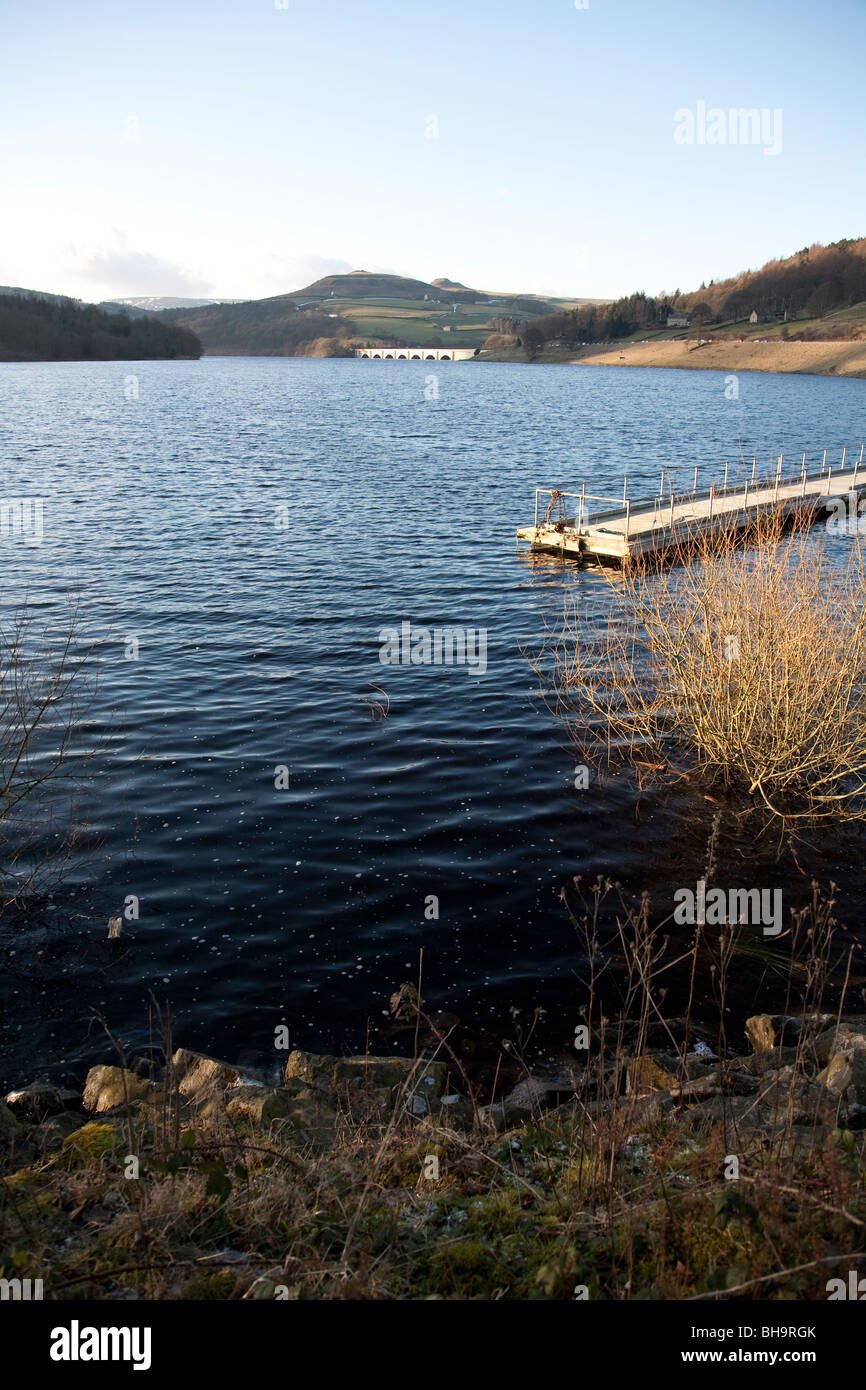 Ladybower reservoir et Ashopton dans le Derbyshire Peak District. Crook Hill se trouve dans la distance Banque D'Images