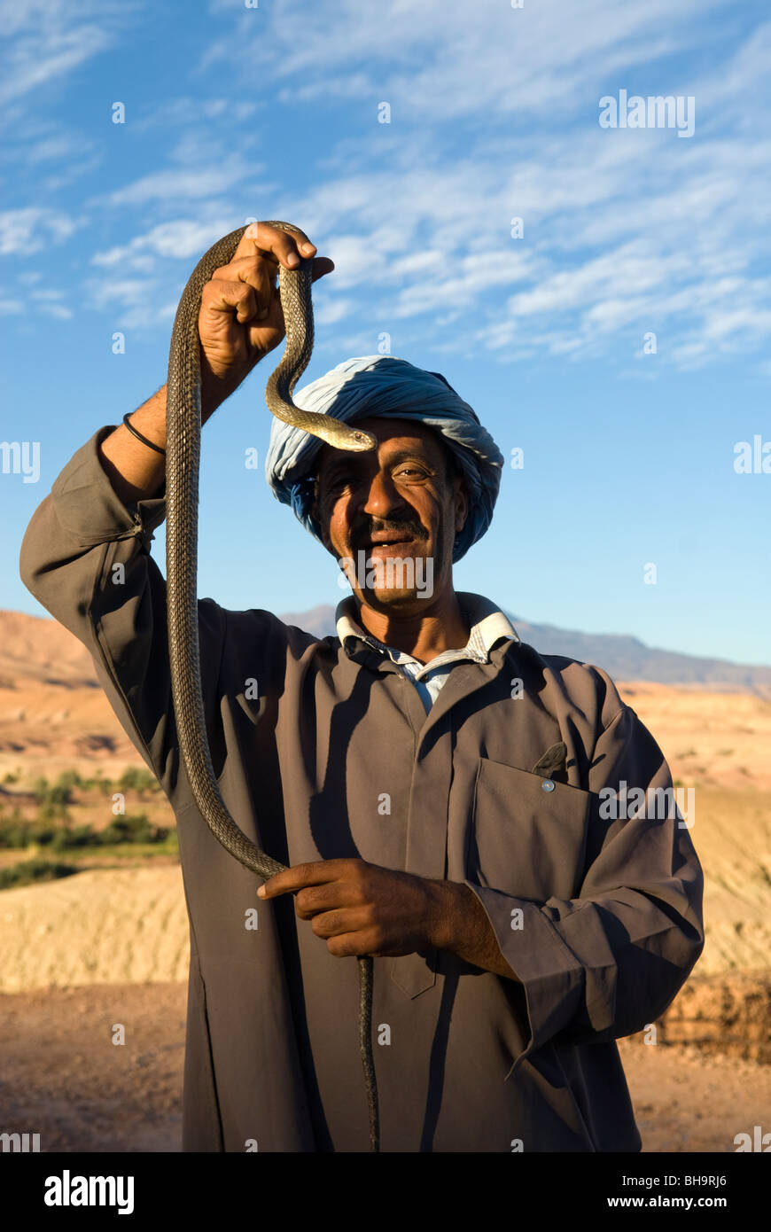 Charmeur de serpent près de Ait Benhaddou, Maroc. Banque D'Images