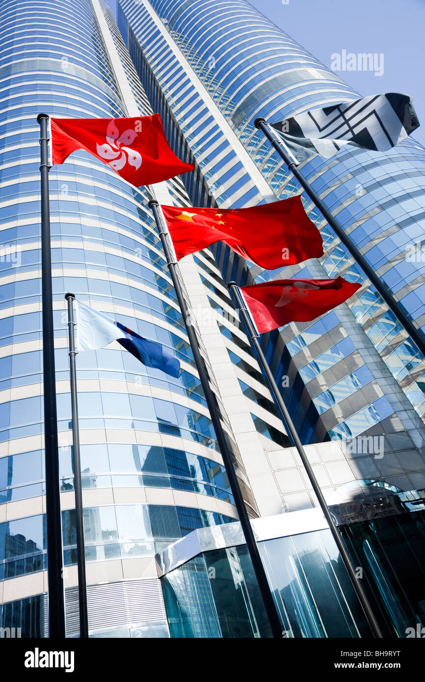 Hong Kong et la République populaire de Chine, drapeaux flottants à l'extérieur de Exchange Square à Central, Hong Kong. Banque D'Images