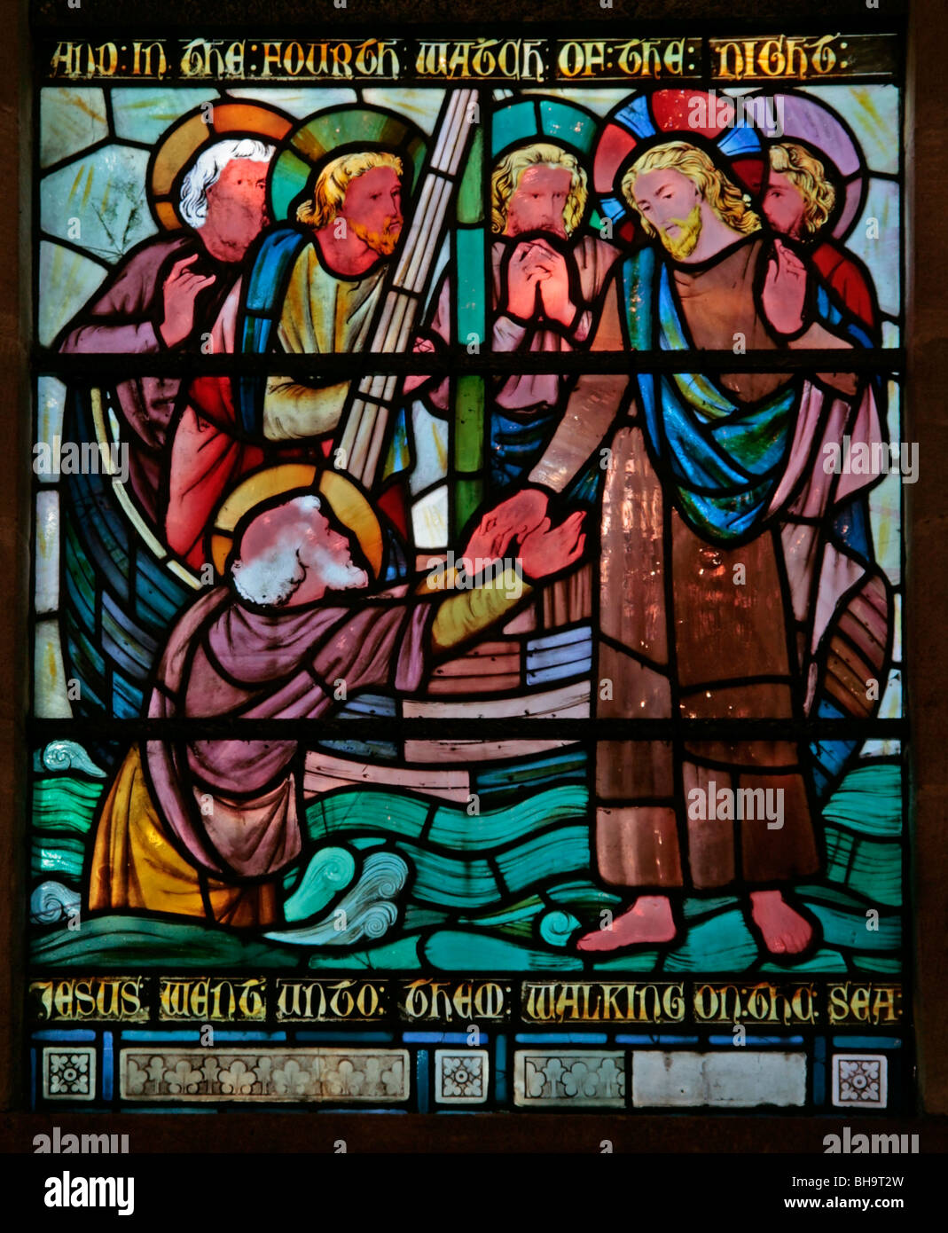 Un vitrail conçu par Horatio Walter Lonsdale représentant Jésus marchant sur l'eau, église du Christ le Consoler, Skelton-on-URE, N. Yorks Banque D'Images