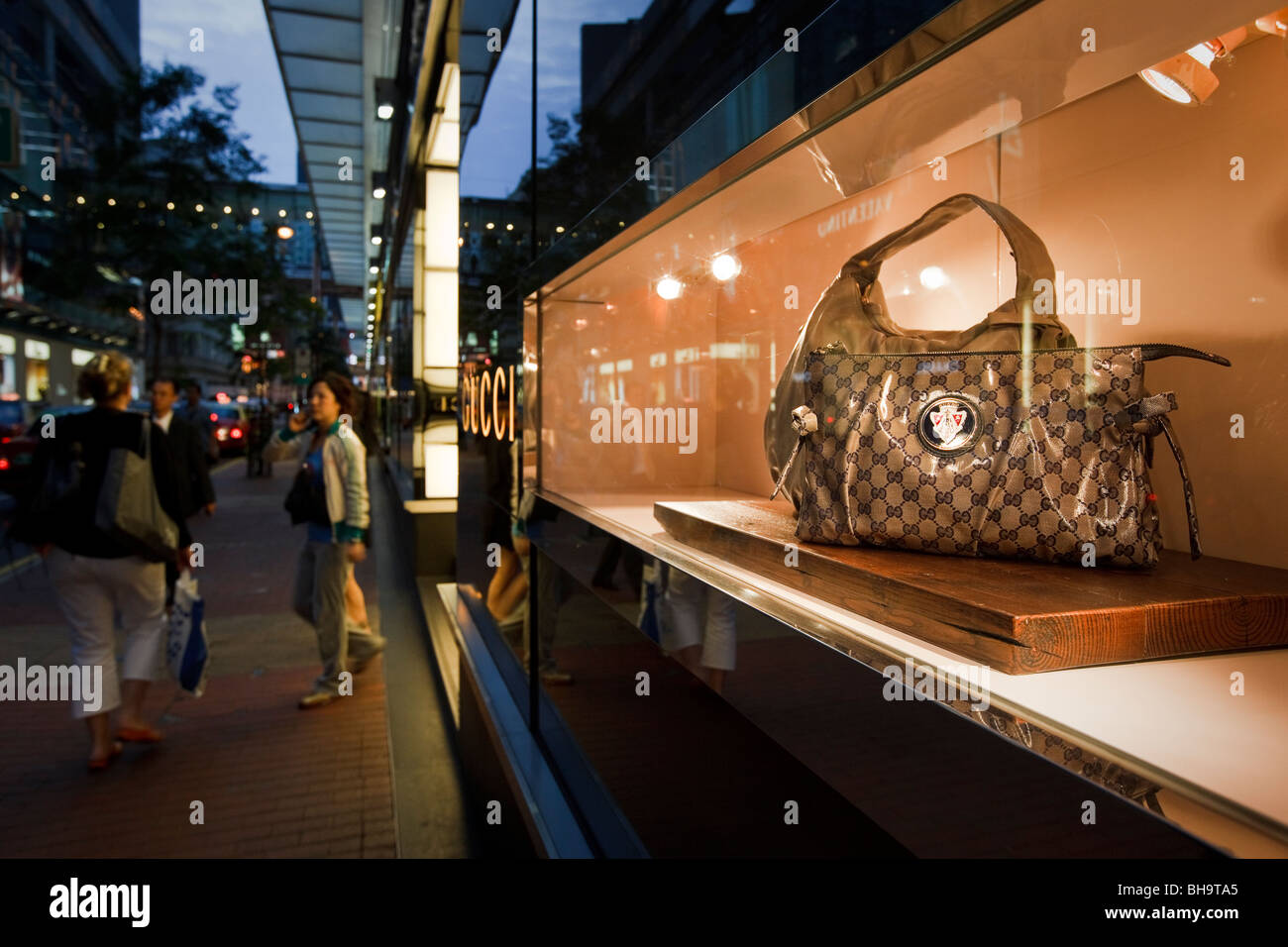 Affichage de vitrine Gucci dans le quartier chic de Causeway Bay, Hong Kong. Banque D'Images