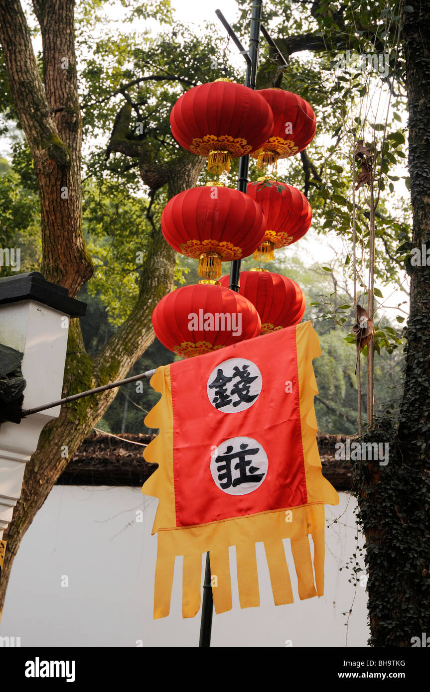 Bannière et lanternes chinoises, Hangzhou, Chine Banque D'Images