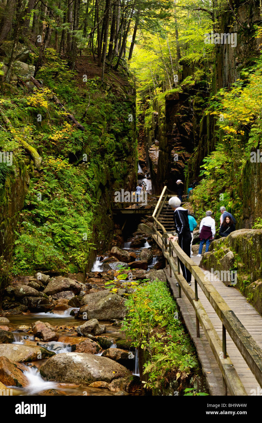 Les touristes de la randonnée à travers la gorge Flume dans Franconia Notch State Park dans le comté de Grafton, New Hampshire Banque D'Images