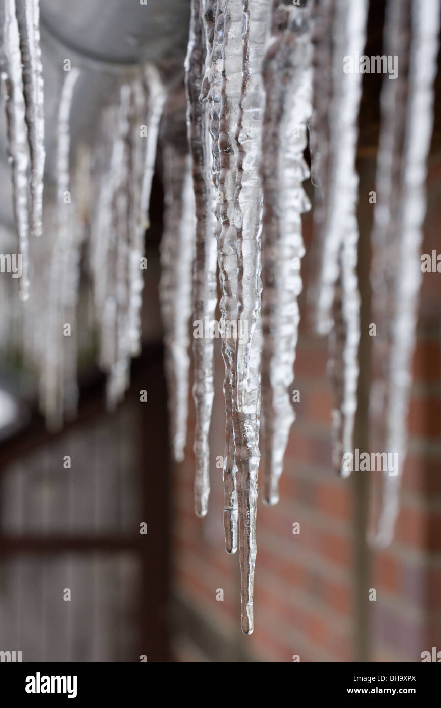 Gouttière de toit plein de glaçons pendant l'hiver 2009-2010 en Allemagne Banque D'Images