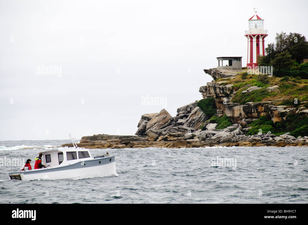 South Head Sydney Harbour Sydney Australia // SYDNEY, Australia — South Head of Sydney Harbour avec un petit bateau de spectateur au départ de la Rolex Sydney to Harbour Yacht Race 2009 dans le port de Sydney Banque D'Images