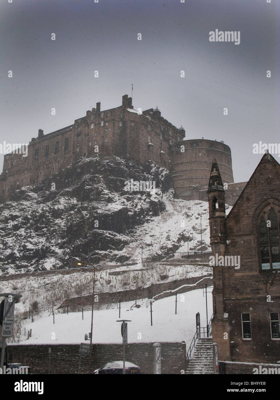 Neige scène de l'arrière du château d'Édimbourg, en Écosse, Royaume-Uni Banque D'Images