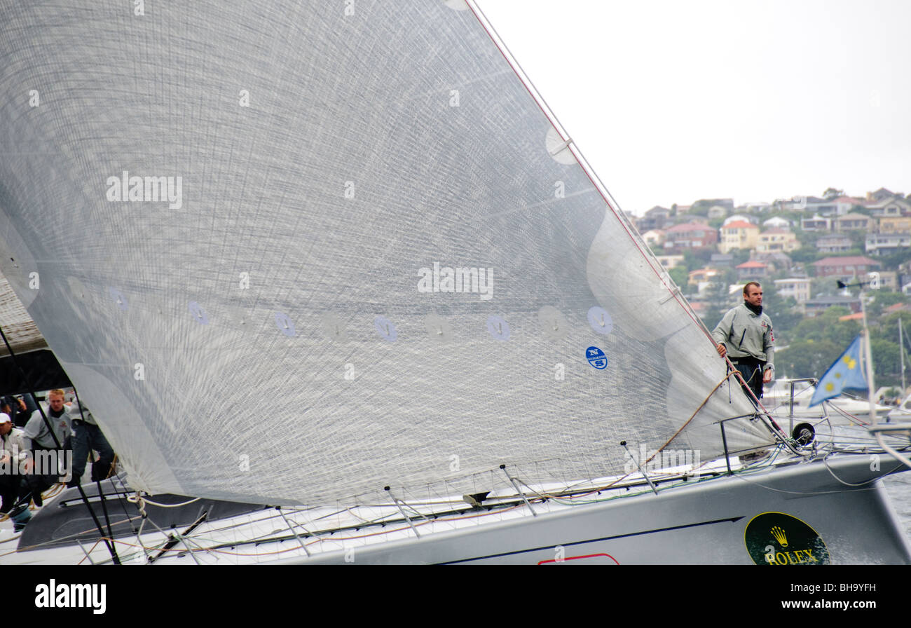 SYDNEY, AUSTRALIE - Sydney, Australie - Super maxi yach Alfa Romeo au début de la 2009 Rolex Sydney to Harbour Yacht Race dans le port de Sydney. Alfa Romeo a été le vainqueur sur la ligne d'ensemble honneurs.. Il a été skippé par Neville Crichton. Banque D'Images