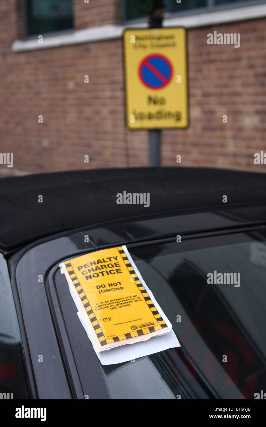 Un ticket de parking sur une voiture garée dans une zone d'attente sur une rue au Royaume-Uni. Banque D'Images