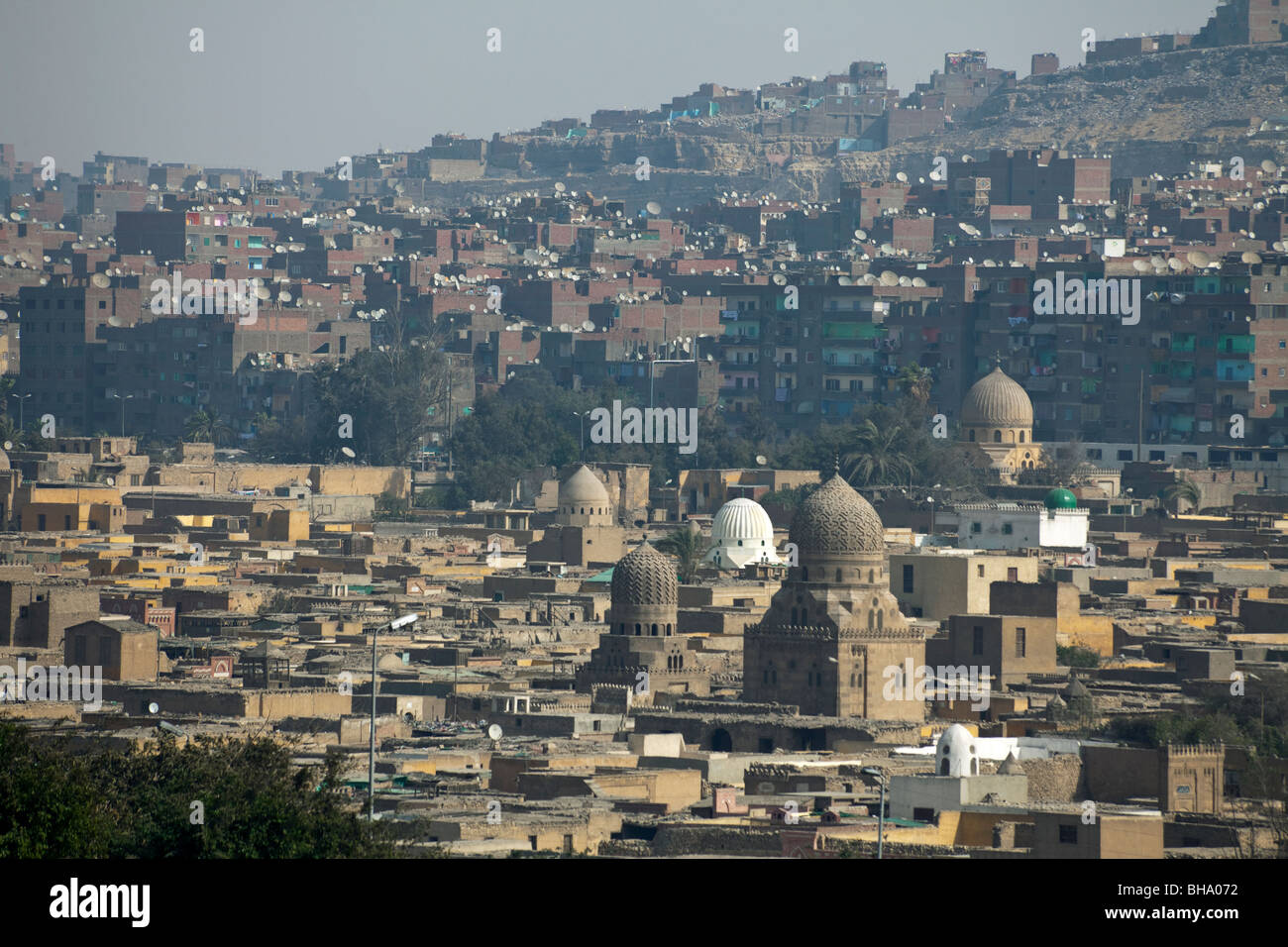 Les bidonvilles de Manshiyat Nasr derrière les tombeaux des Mamelouks dans le nord du cimetière, Le Caire, Égypte Banque D'Images