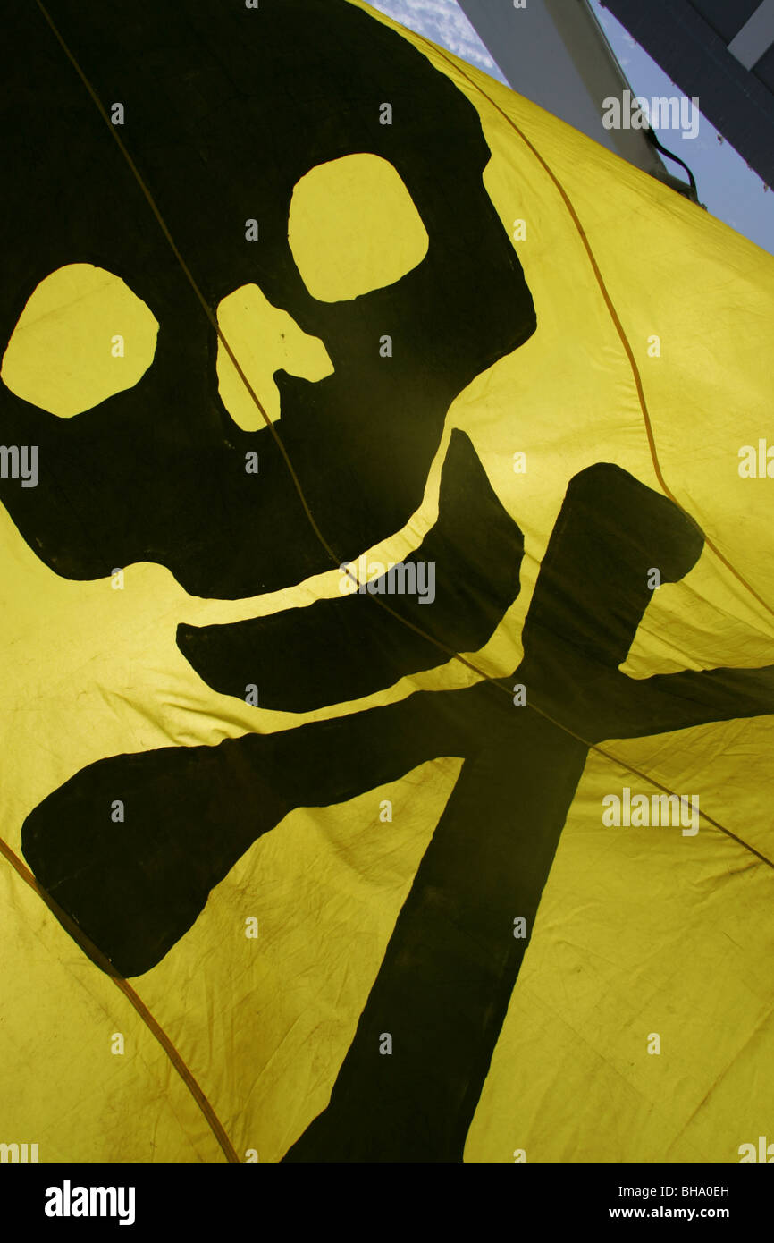 Tête de mort sur tibias drapeau pirate Banque D'Images