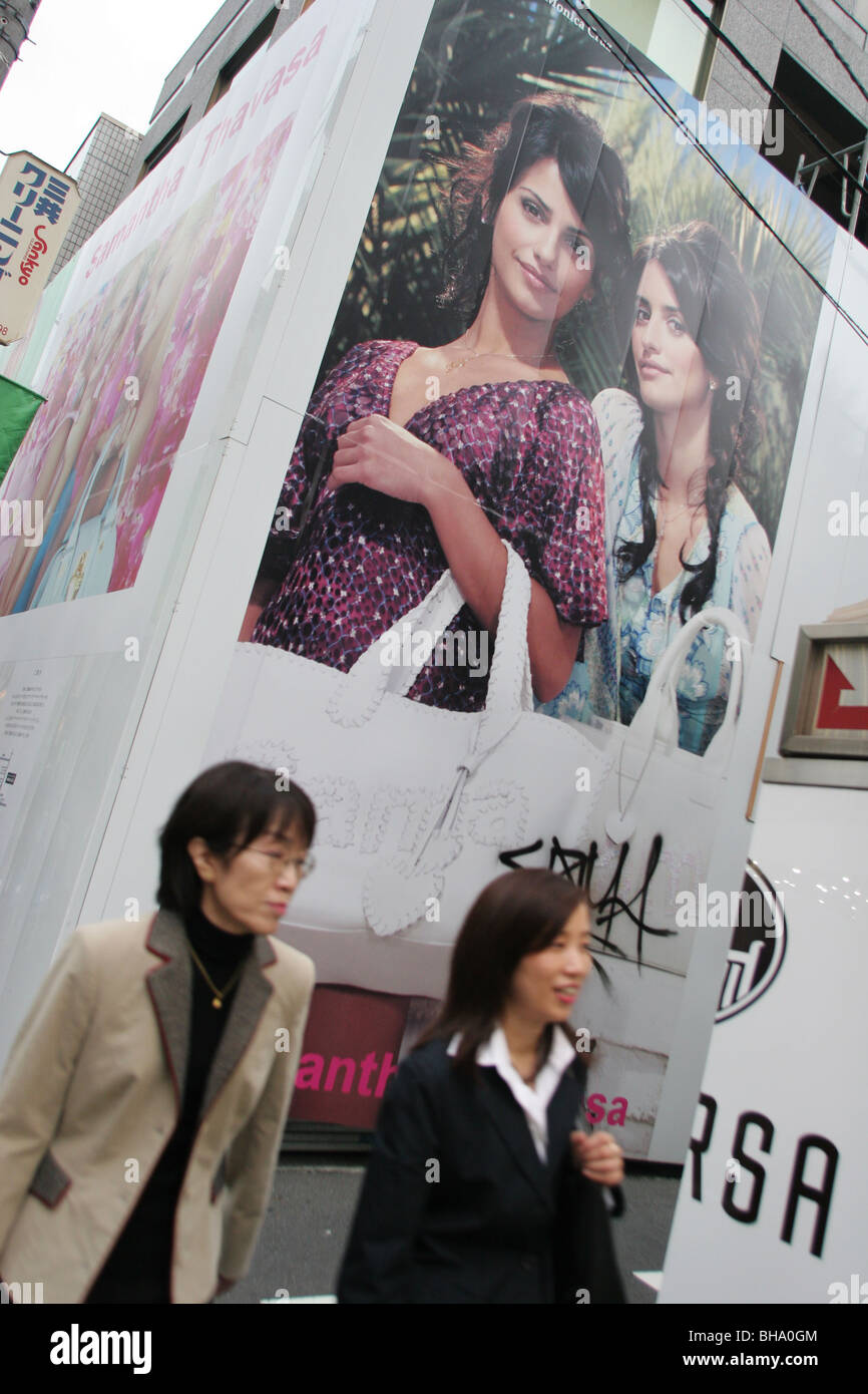 La publicité et la promotion de produits par des célébrités de l'Ouest, à Tokyo, Japon. Banque D'Images