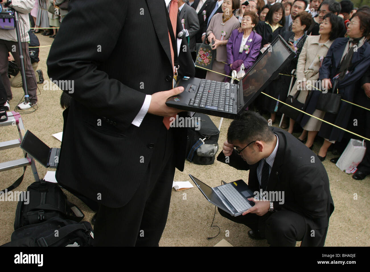 Dossier de presse japonais leurs rapports à partir de la garden party organisée par le Premier ministre japonais Junichiro Koizumi, TOKYO , JAPON. Banque D'Images