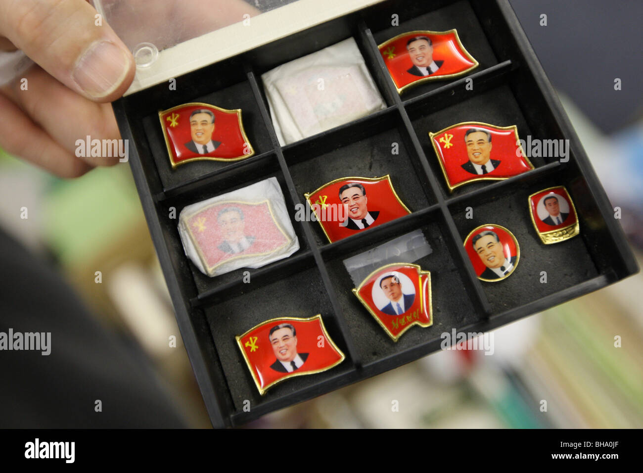 Société de commerce arc-en-ciel ( une spécialité de la Corée du Nord) Librairie de la Corée du Nord présente les produits en vente. Tokyo. Banque D'Images