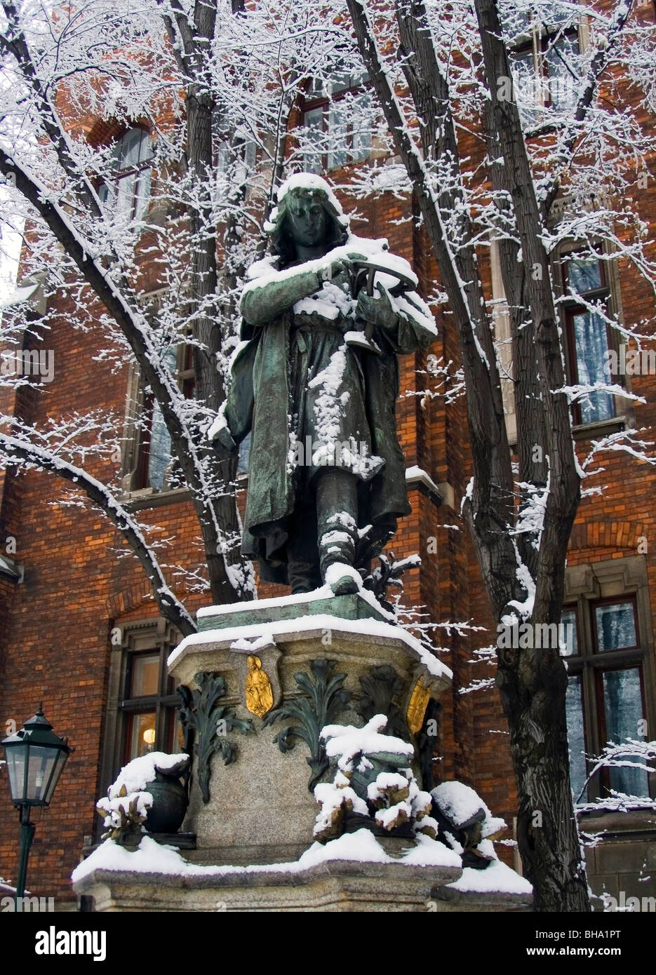 Pologne Cracovie, Monument à Nicolas Copernic astronome à l'hiver Banque D'Images