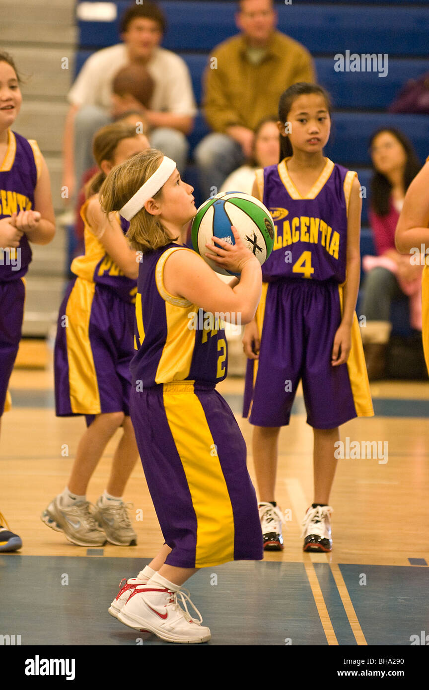 3ème année d'une jeune fille faisant un coup franc lors d'un match de basket-ball  Photo Stock - Alamy