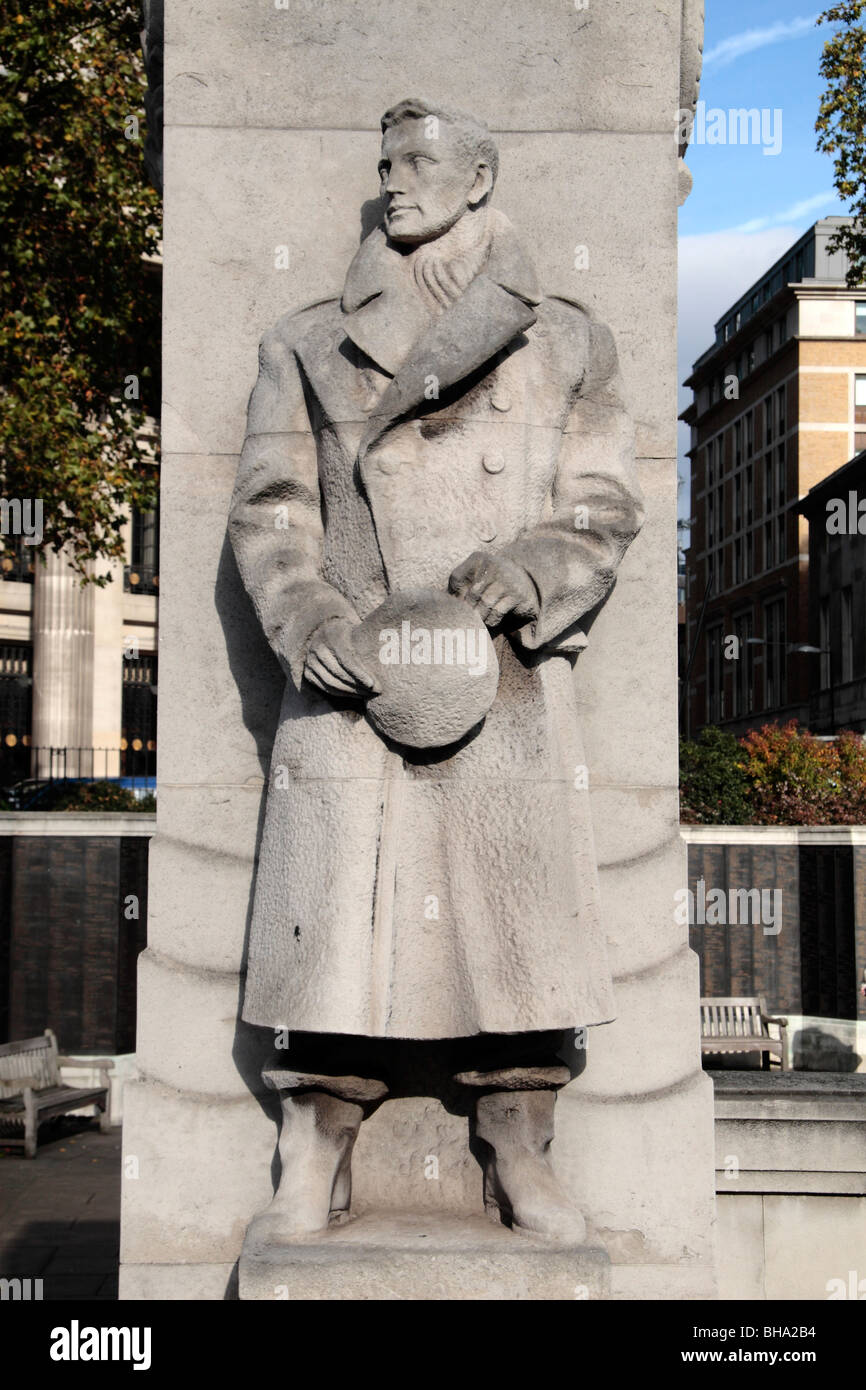 Close up of statue représentant un officier de la marine marchande, (par Charles Wheeler) à la Tower Hill Memorial, London, UK. Banque D'Images