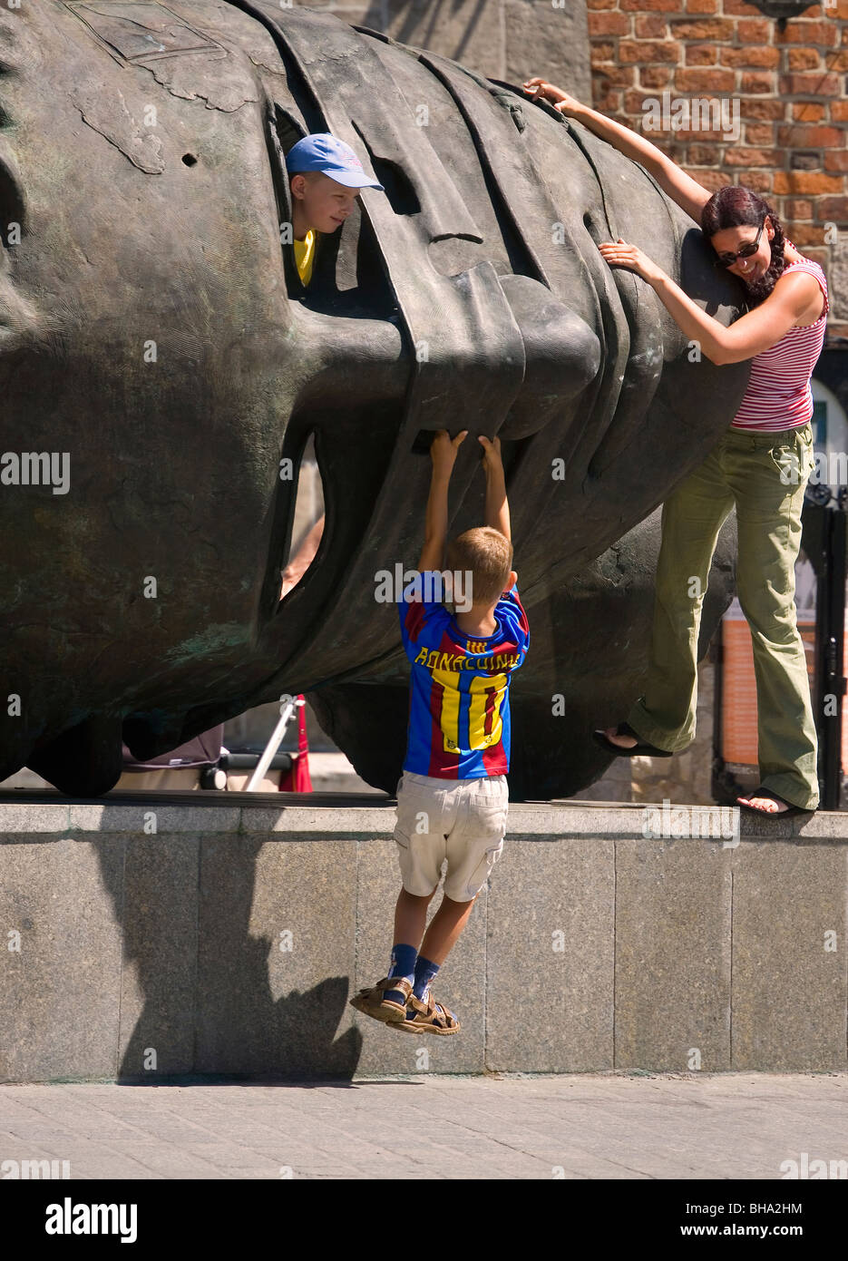 Pologne Cracovie, Sculpture d'Igor Mitoraj près de Town Hall Tower at Place du Marché Banque D'Images