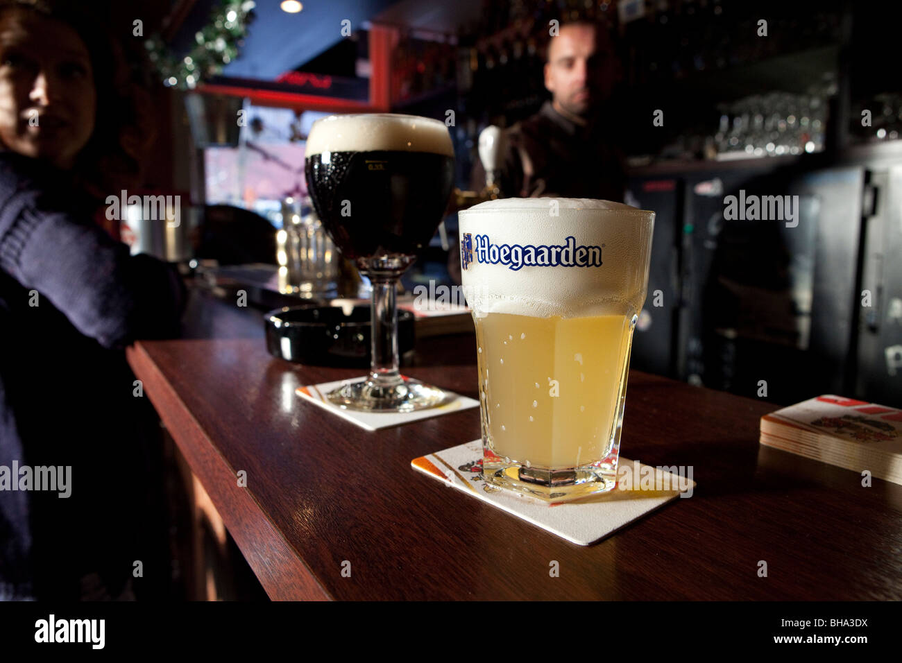 Hoegaarden et Leffe bière sombre étant servi dans Bruges bar. Banque D'Images