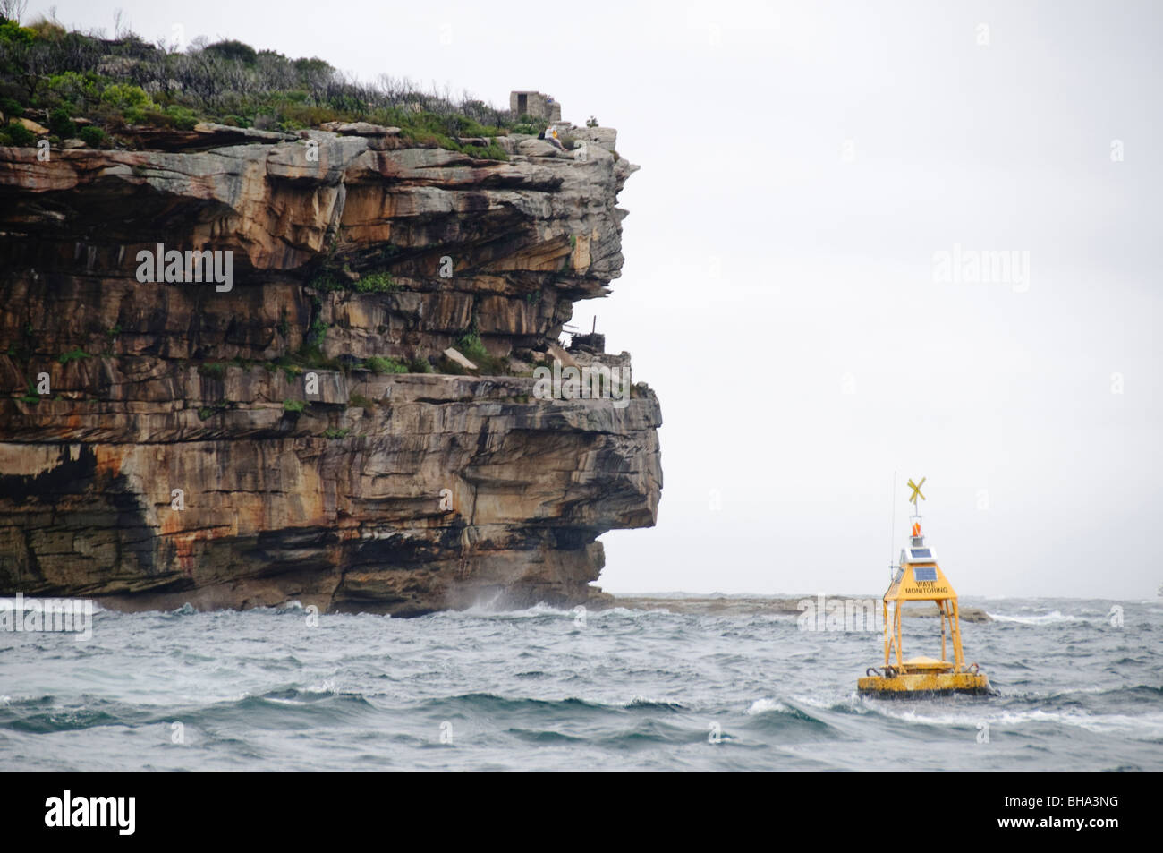 North Head Yellow Buoy Sydney Australia // SYDNEY, Australia — North Heads of Sydney Harbour avec une bouée jaune. Banque D'Images