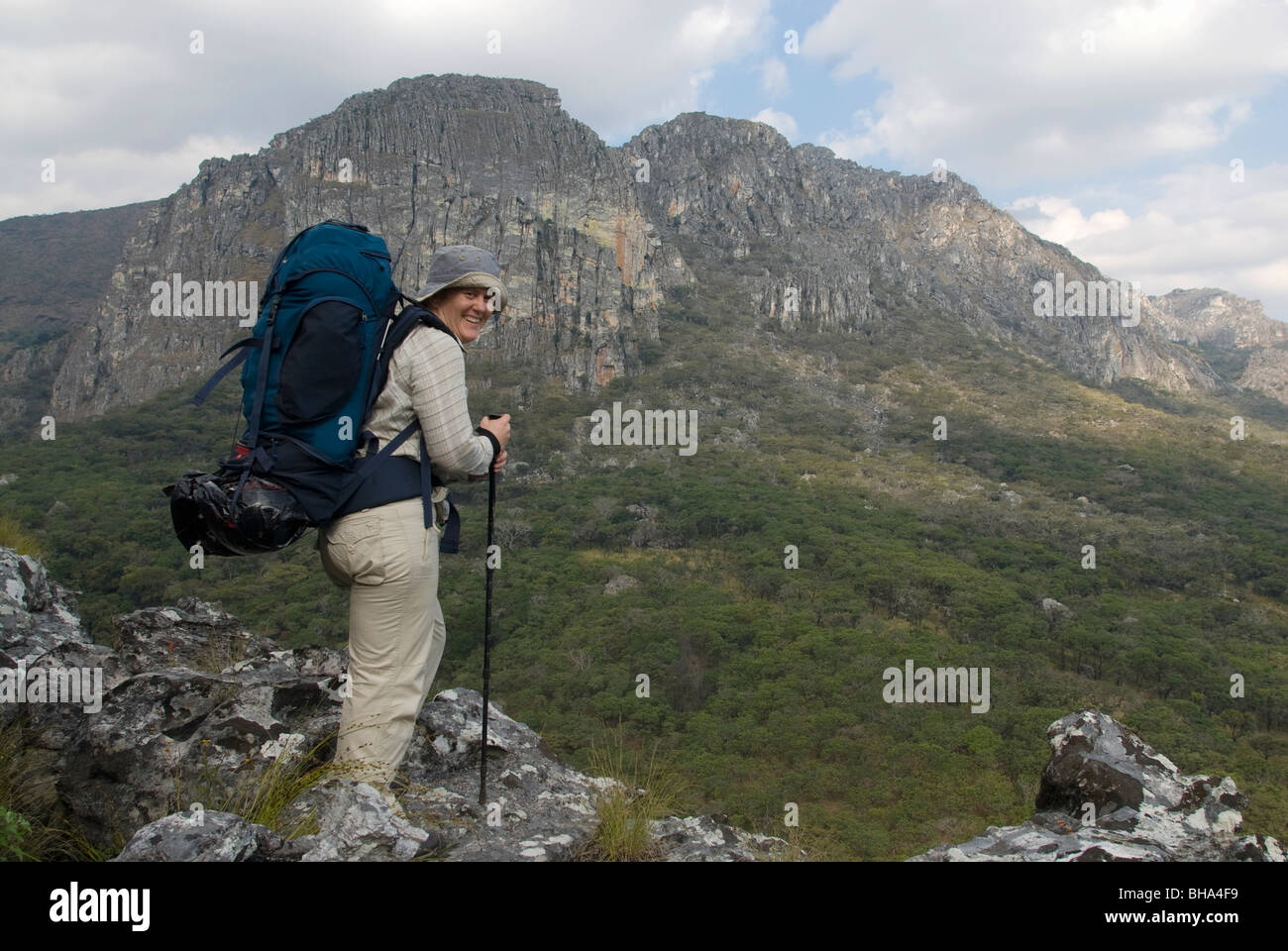 Les randonneurs profitez de la moins suspecte des paysages de montagne dans le sud de l'Afrique dans le Parc National de Chimanimani du Zimbabwe. Banque D'Images