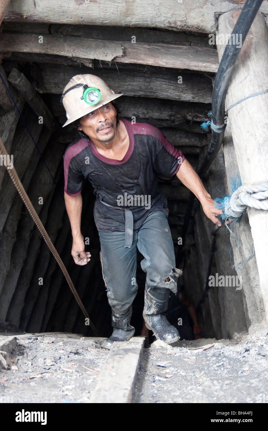 Mineur de charbon philippine Cebu Philippines;montagnes; Banque D'Images