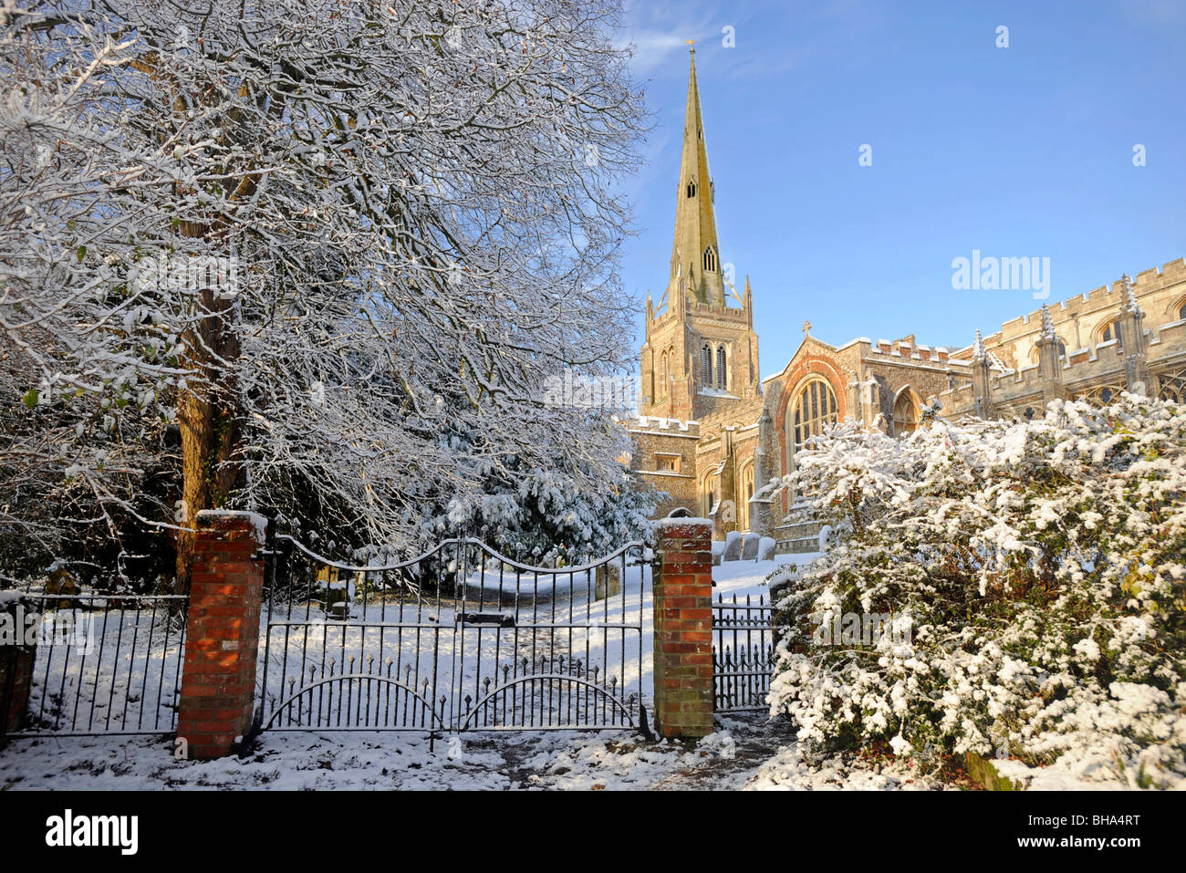 Thaxted's Parish Church of St John après une importante chute de neige Banque D'Images