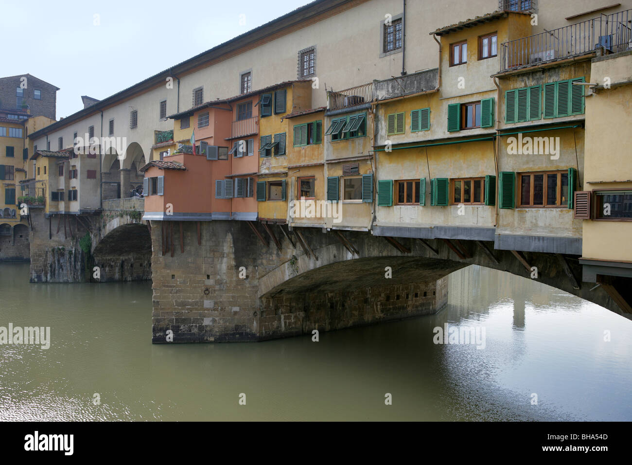 Italie, Toscane, Florence, Ponte Vecchio, fenêtres donnant sur l'Arno Banque D'Images