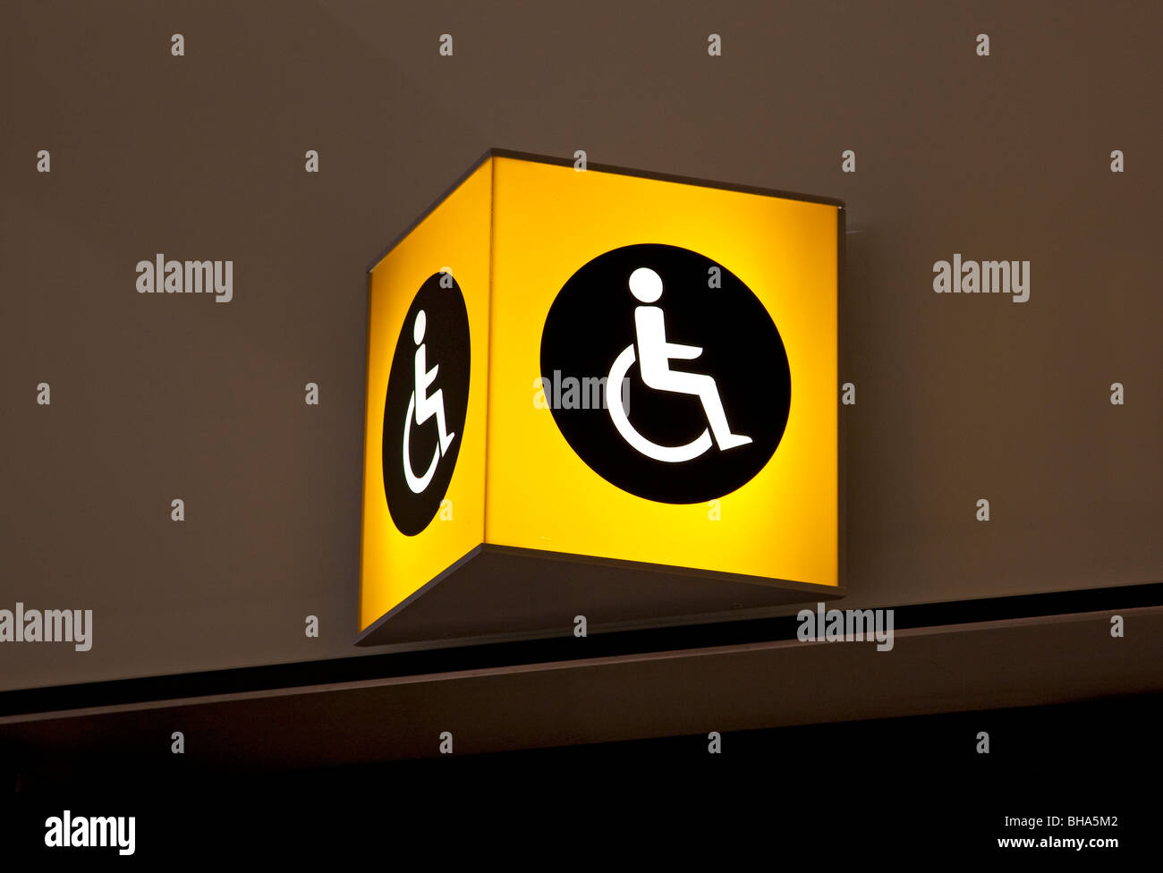 Toilettes pour handicapés signe, Terminal 5, Heathrow Airport, Londres, Angleterre Banque D'Images