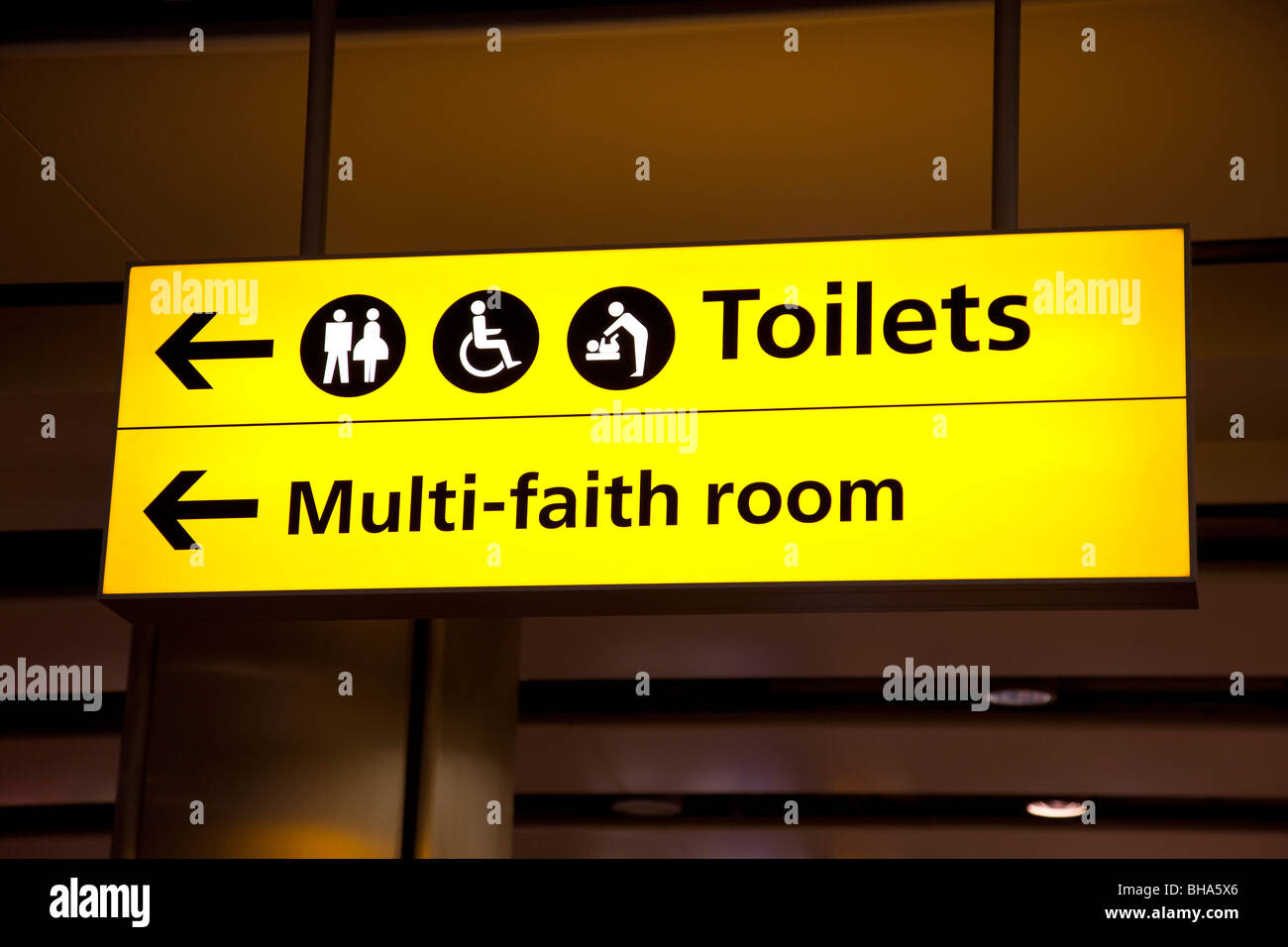 Toilettes, toilettes handicapés, change-bébé et multi-foi prix inscrivez-vous à l'aéroport d'Heathrow Banque D'Images