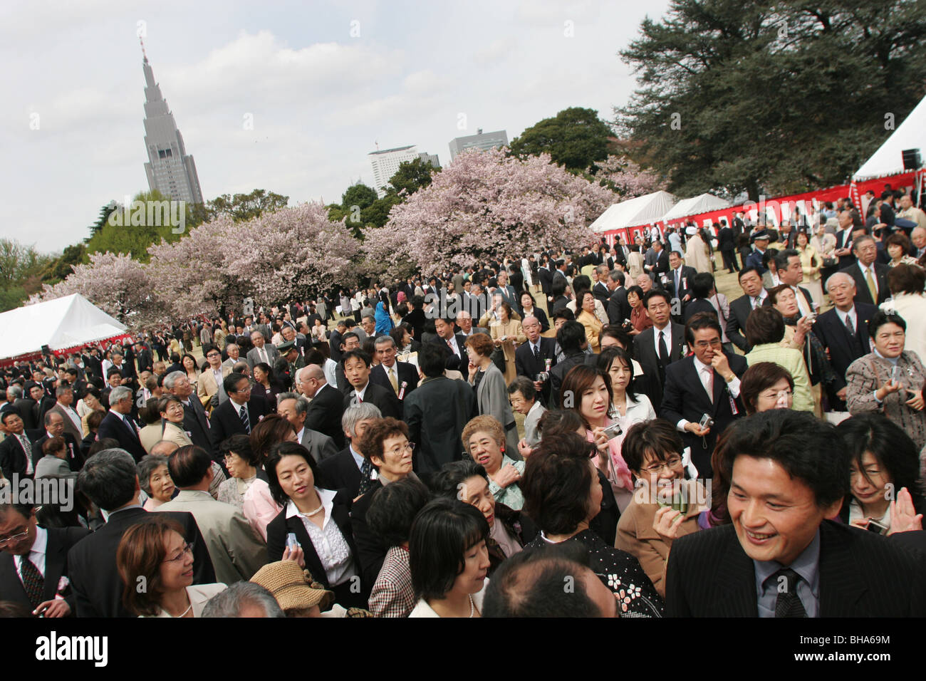 Les clients de l''Sakura' Hanami (cerisiers en fleurs) affichage fleurs garden party organisée par le Premier Ministre Junichiro Koizumi, Tokyo Banque D'Images