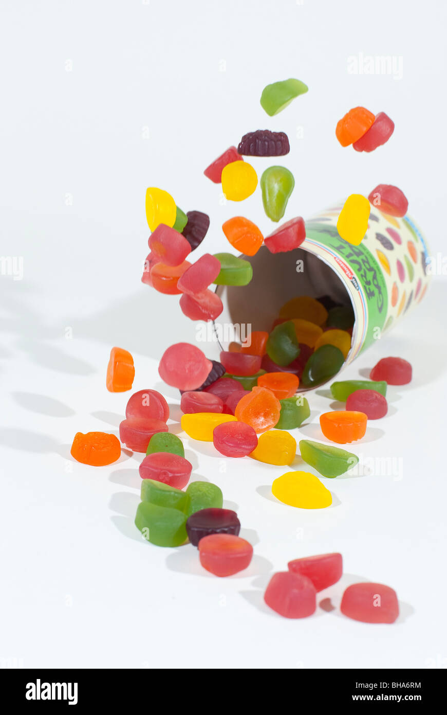 Une pluie de bonbons colorés tombant sur la table Banque D'Images