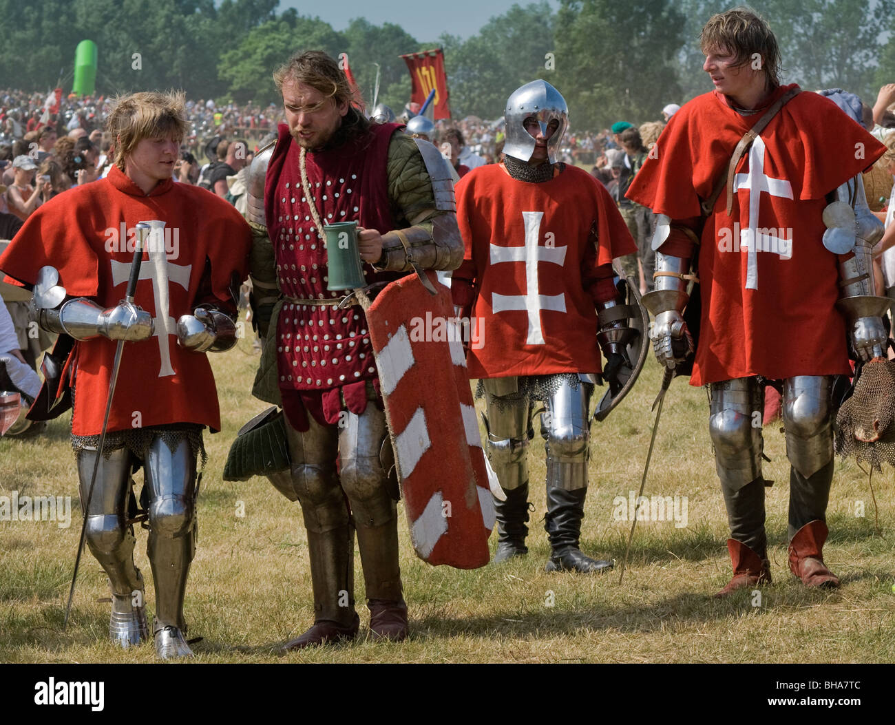 Reenactors laissant après bataille recréer 1410 Bataille de Grunwald, Pologne Warminsko-Mazurskie Banque D'Images