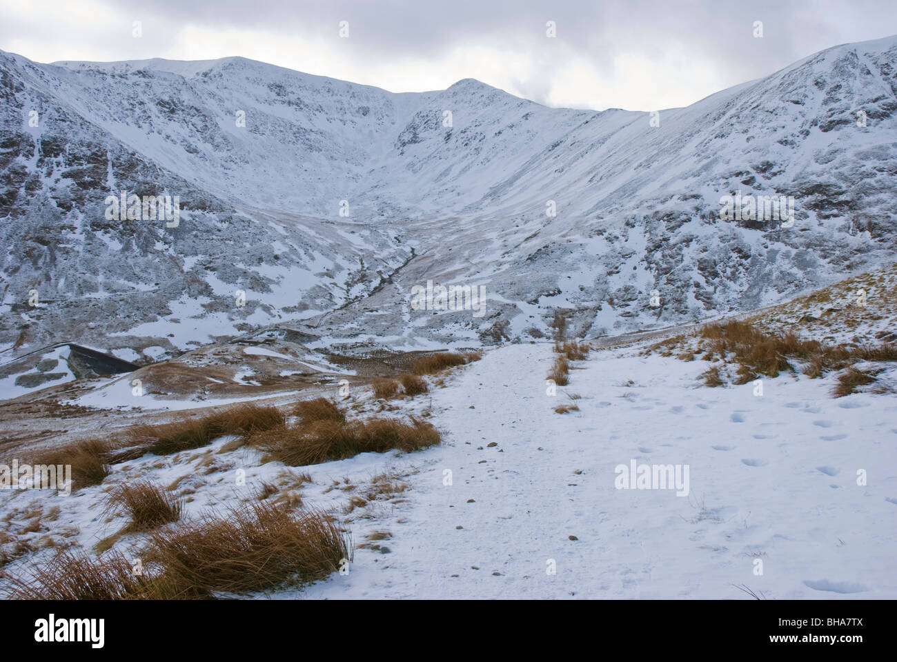 Sentier en direction de la lande de Cumbrie et Helvellyn Helvellyn homme inférieur dans la neige. Banque D'Images