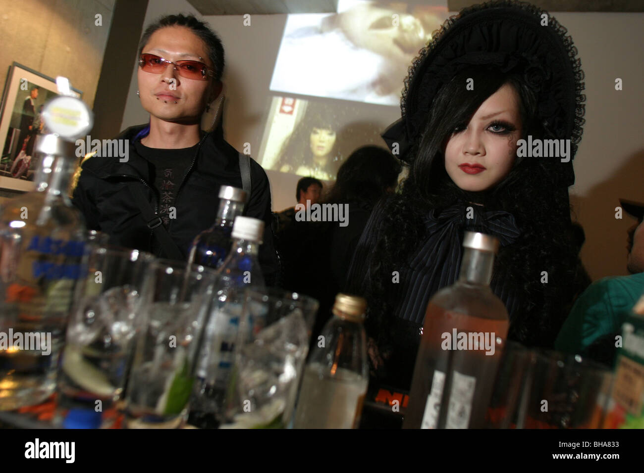 Le cosplay et les modes uniques au salon de l'exposition de photos (par Nadev Kander pour 'Absolut vodka') opening party, Tokyo, Japon. Banque D'Images