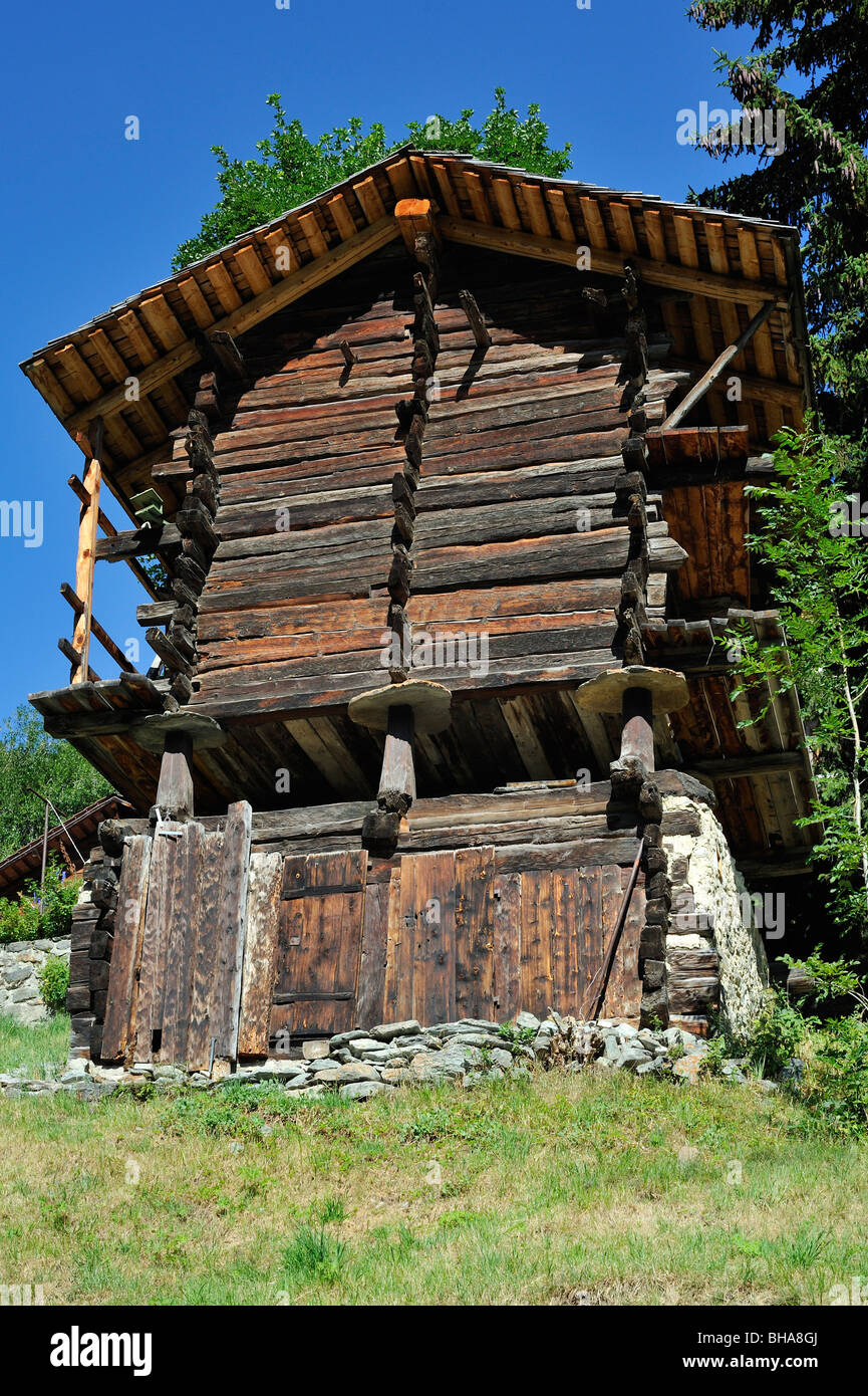 Grenier en bois traditionnel Suisse / raccard près du village de Grimentz, Valais / Wallis (Suisse) Banque D'Images
