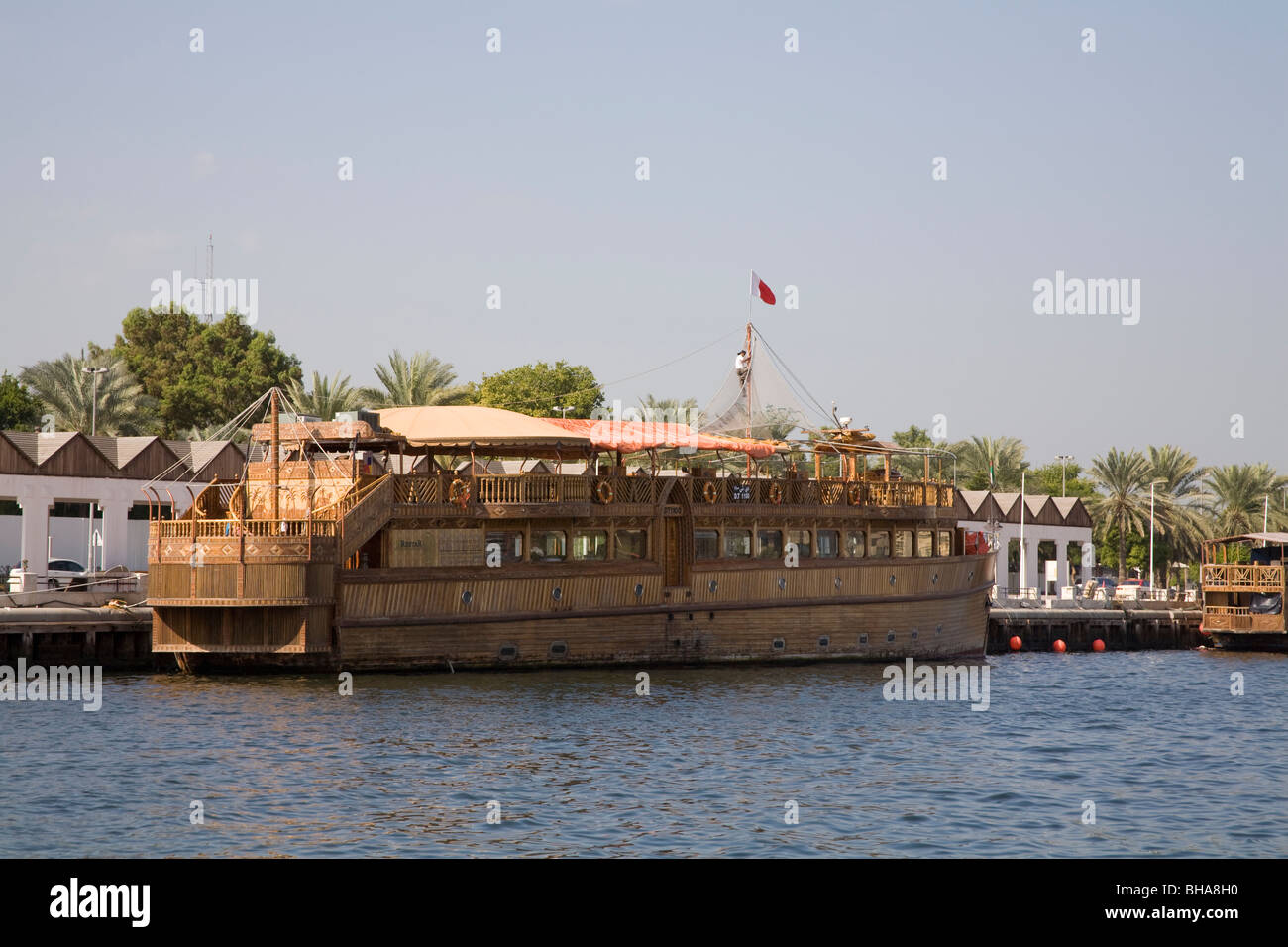 Dubai Emirats Arabes Unis boutre arabe abritant un restaurant flottant amarré sur le côté de la crique de Dubaï Banque D'Images