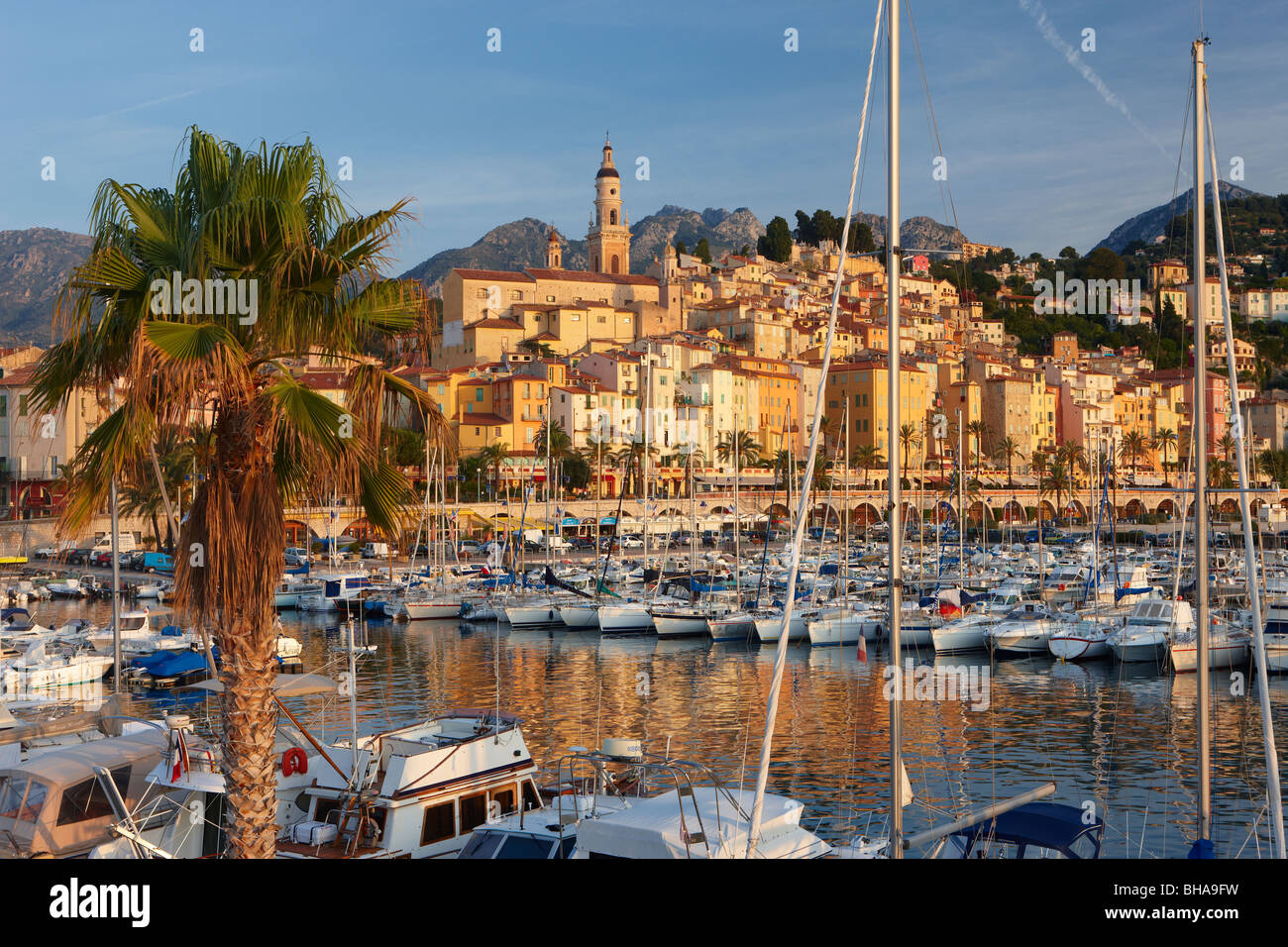 Le port et la vieille ville de Menton, Côte d'Azur, Provence, France Banque D'Images