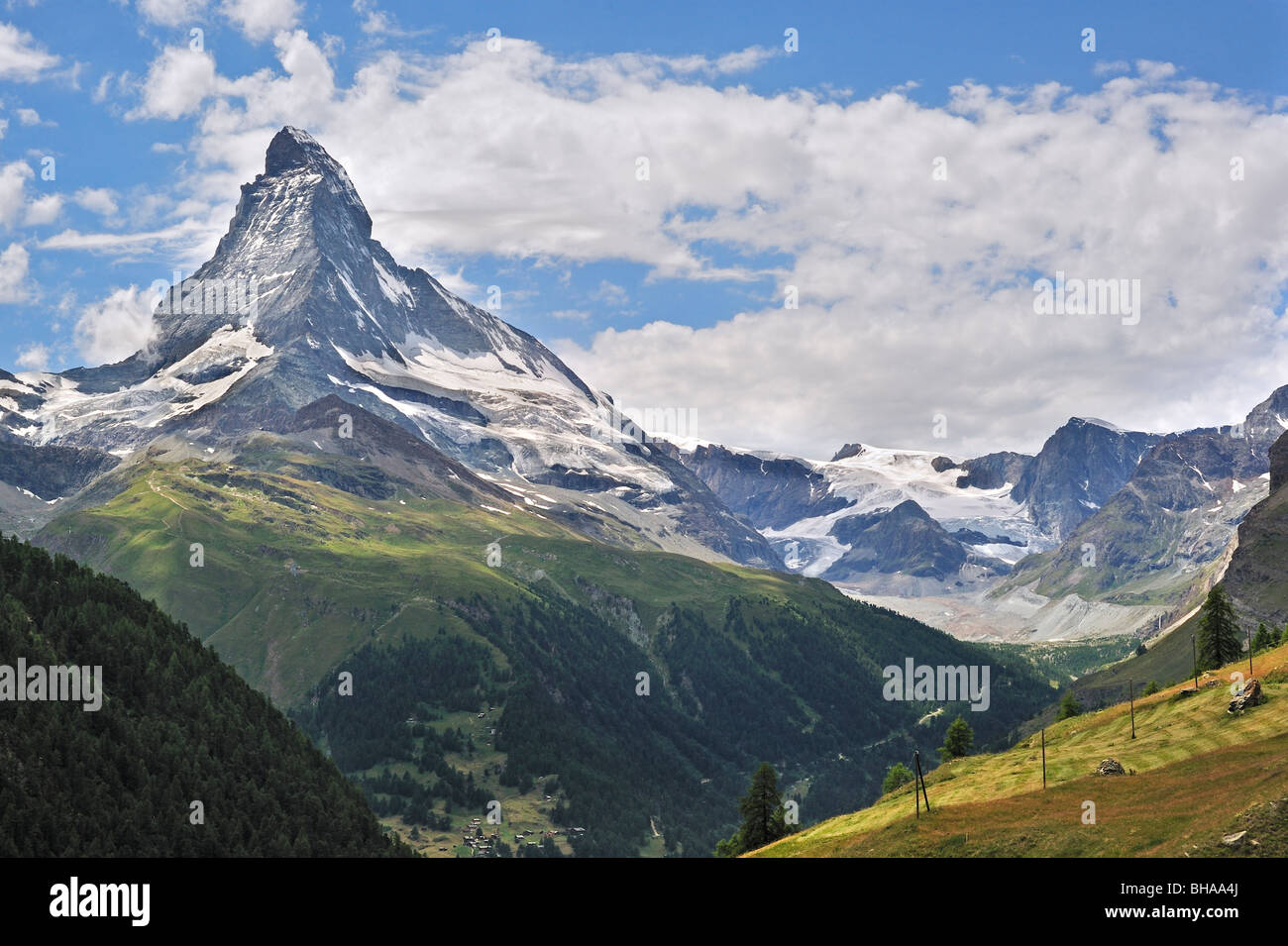 Mont Cervin avec les alpages et les forêts de pins près de Zermatt, Alpes Suisse, Valais / Wallis, Viège, Suisse Banque D'Images