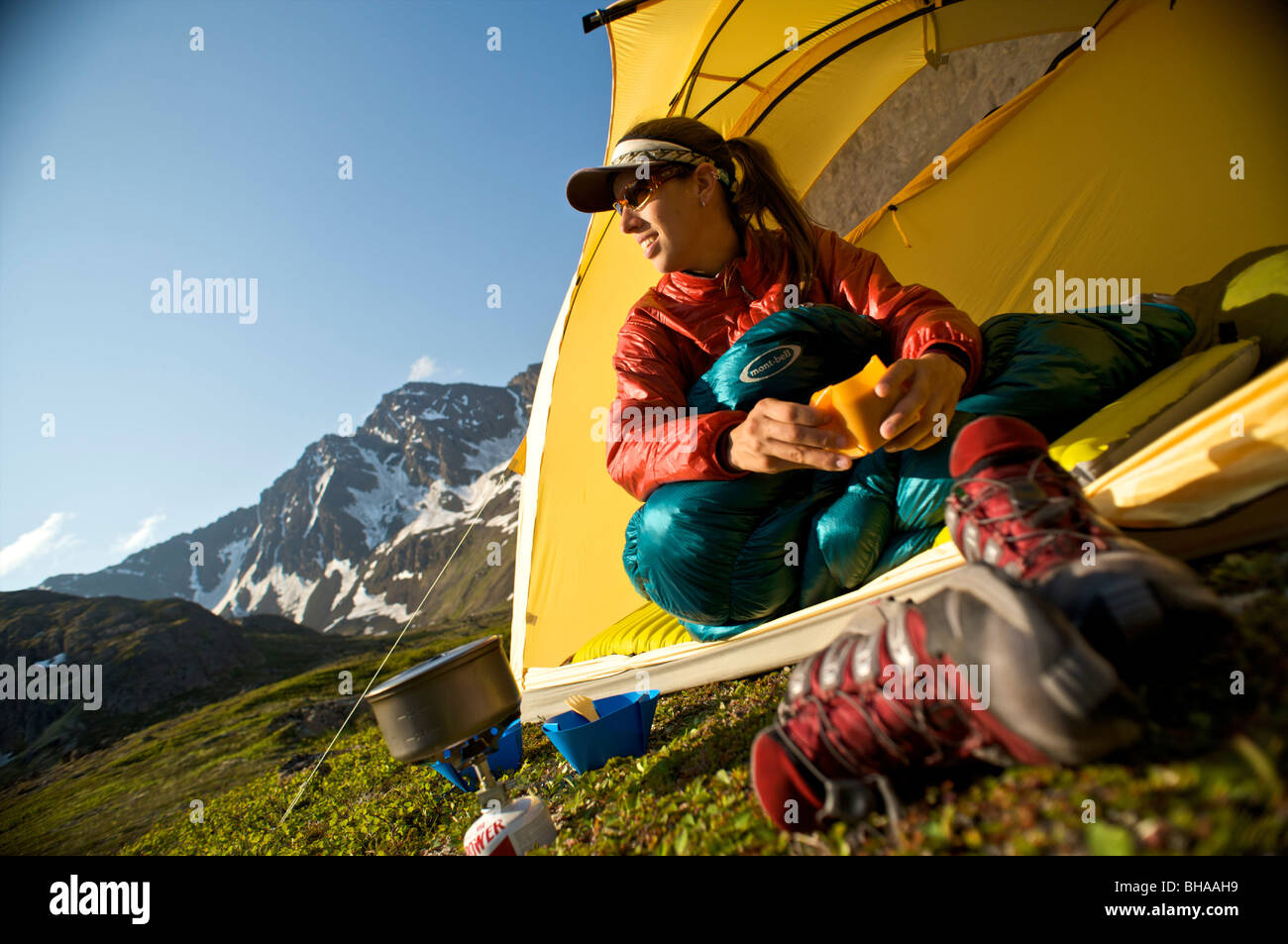 Randonneur bénéficie d'un repas du matin au camp sur le sentier des lacs Williwaw Chugach State Park dans près d'Anchorage, Southcentral Alaska, l'été Banque D'Images