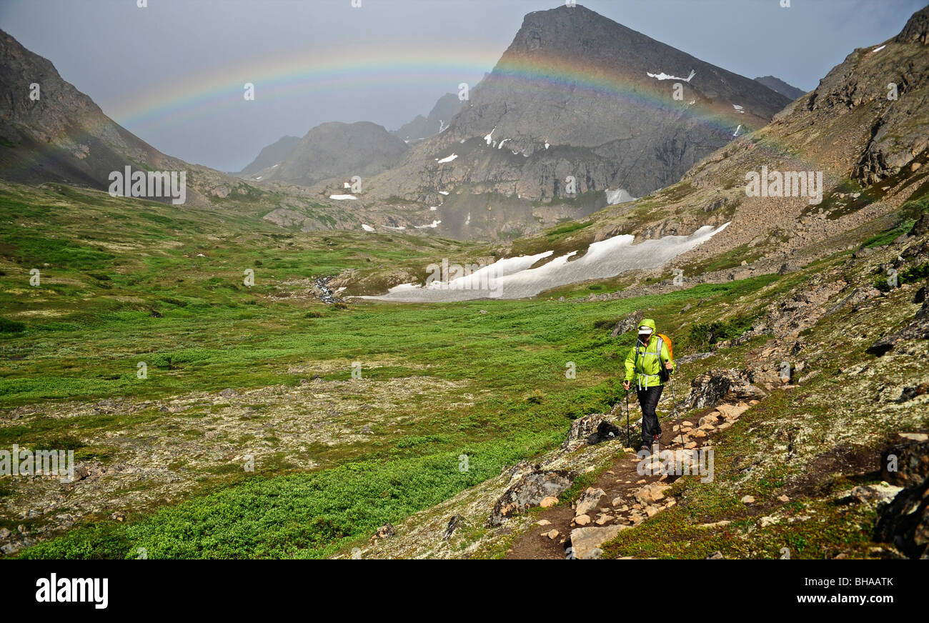 Randonneur sur le sentier des lacs Williwaw Chugach State Park, dans le sud de l'AK Banque D'Images