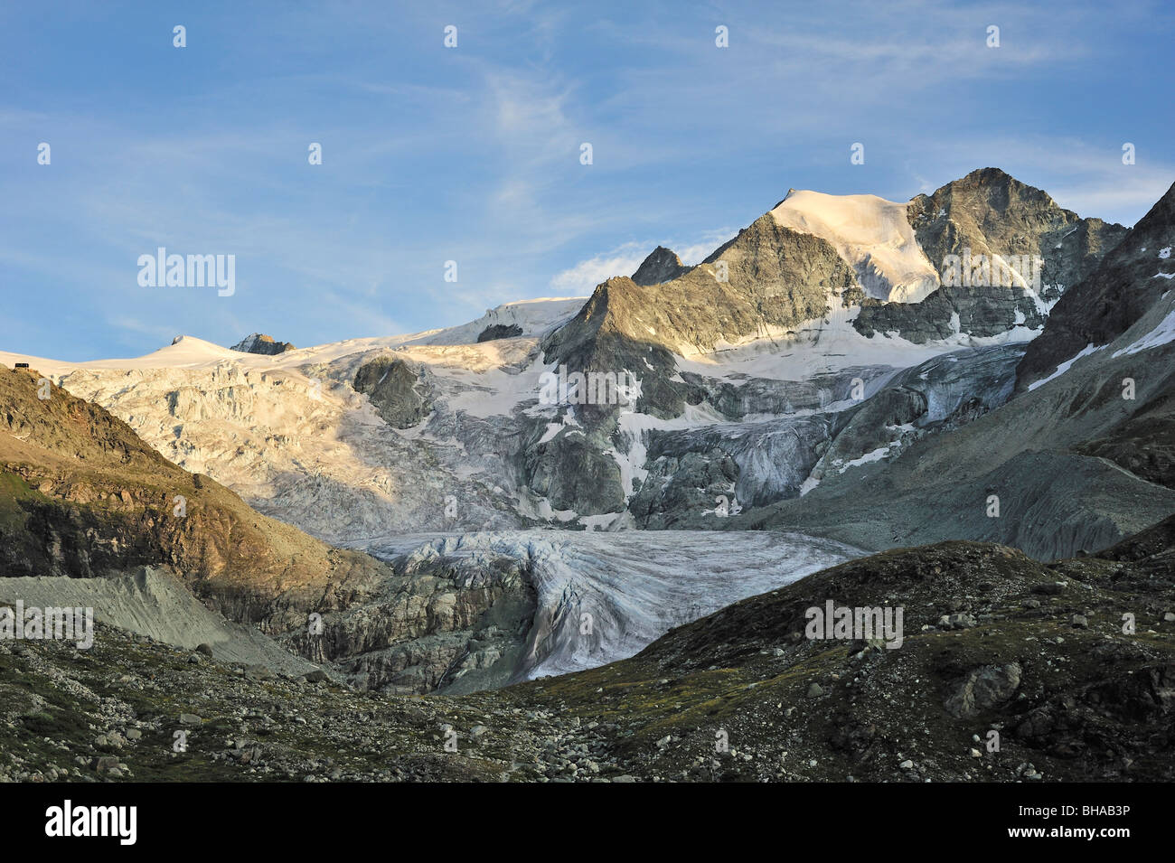 Le glacier de Moiry en lumière du soir au coucher du soleil dans les Alpes Pennines / Walliser Alpen, Valais / Wallis (Suisse) Banque D'Images