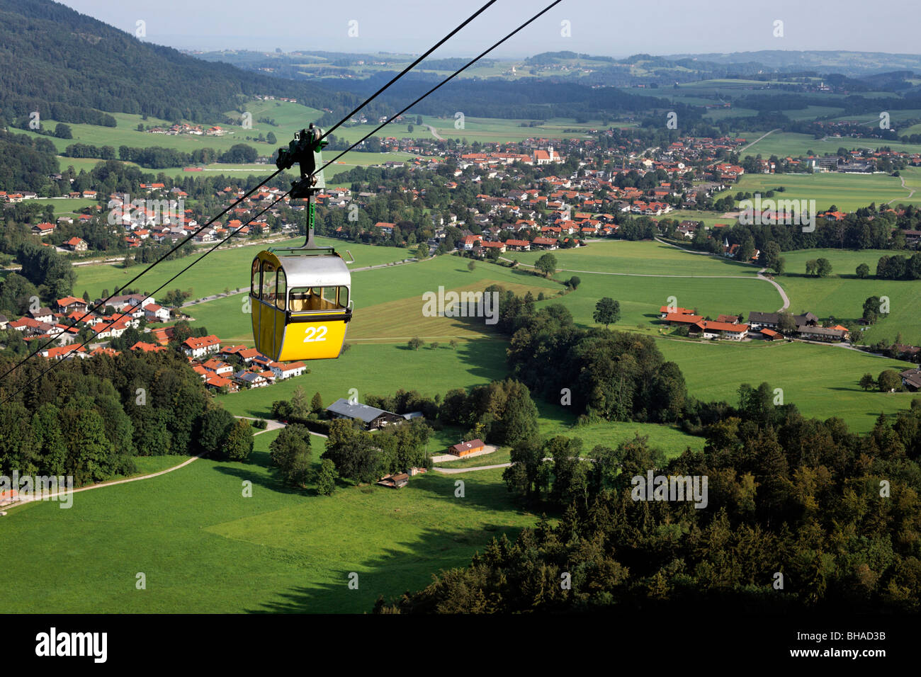 Téléphérique télécabine jaune avec le Village d'Aschau, Chiemgau Haute-bavière Allemagne Kampenwand Banque D'Images