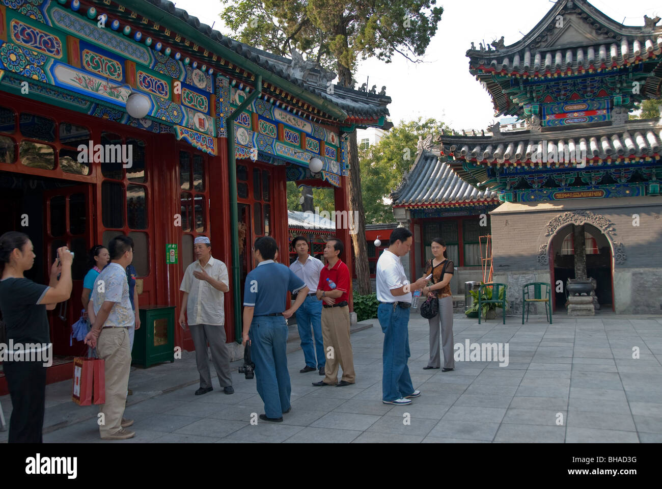 Pékin, CHINE - touristes asiatiques visitant l'ancien Monument coloré, la Mosquée Niujie, la Cour de groupe, différentes cultures religion, des vacances historiques Banque D'Images